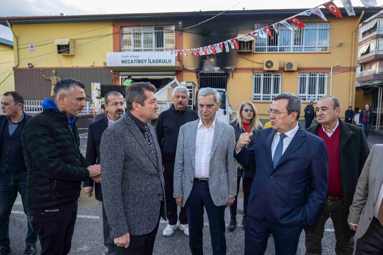 Batur, yanan Necatibey İlkokulu’nda incelemelerde bulundu (2)