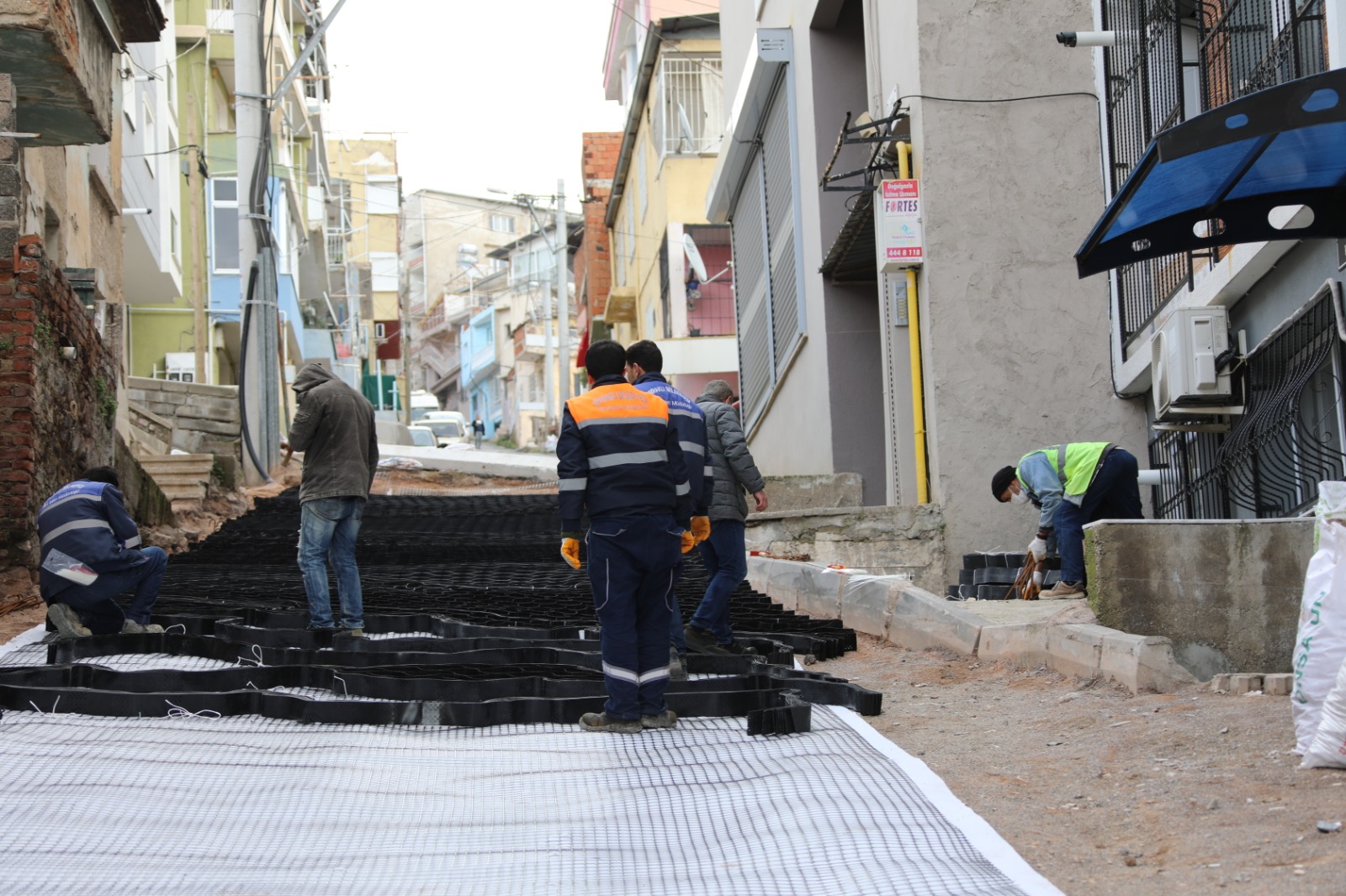 Bayraklı’nın sokakları kilit parke ile yenileniyor1