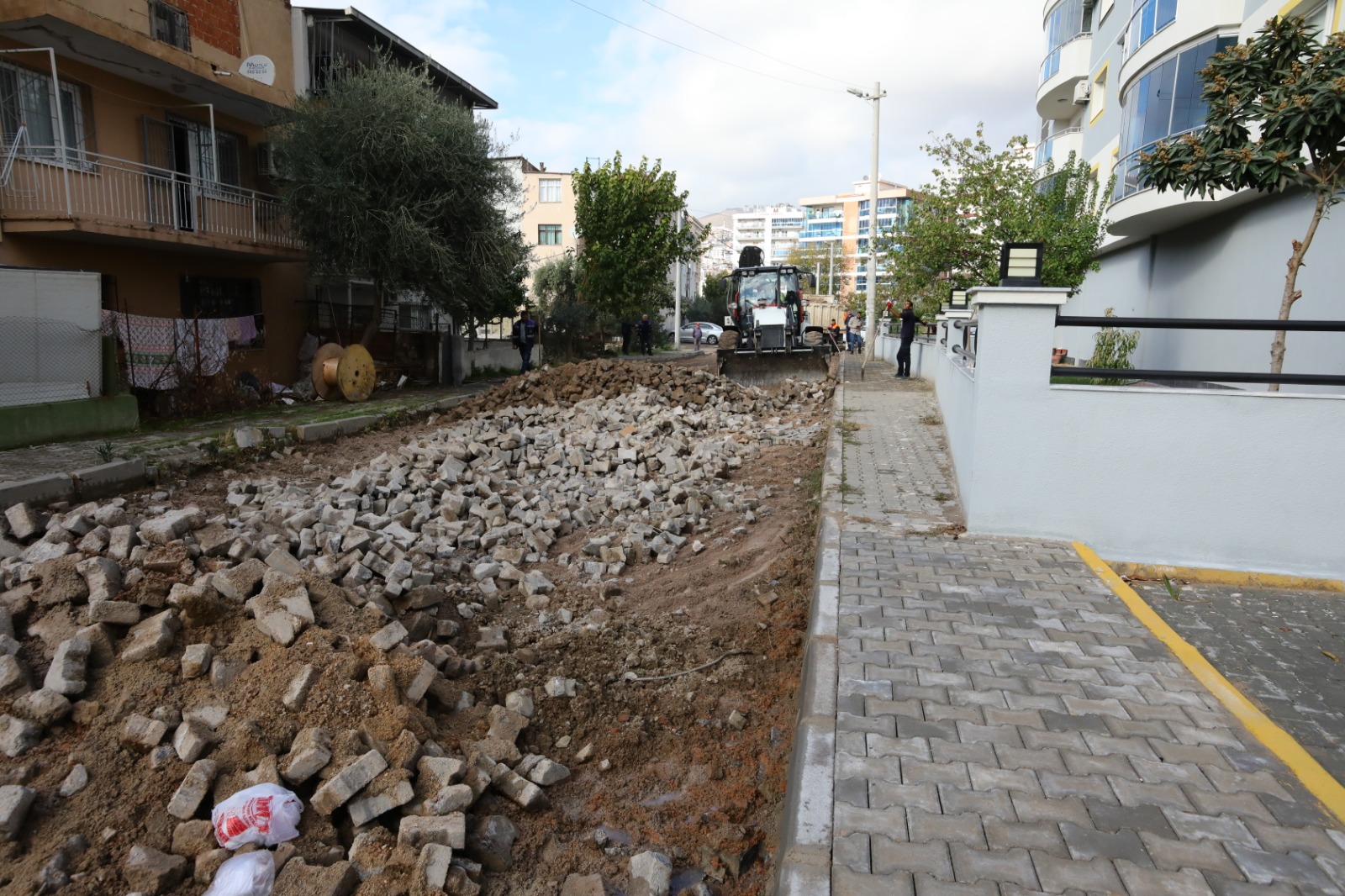 Bayraklı’nın sokakları kilit parke ile yenileniyor4