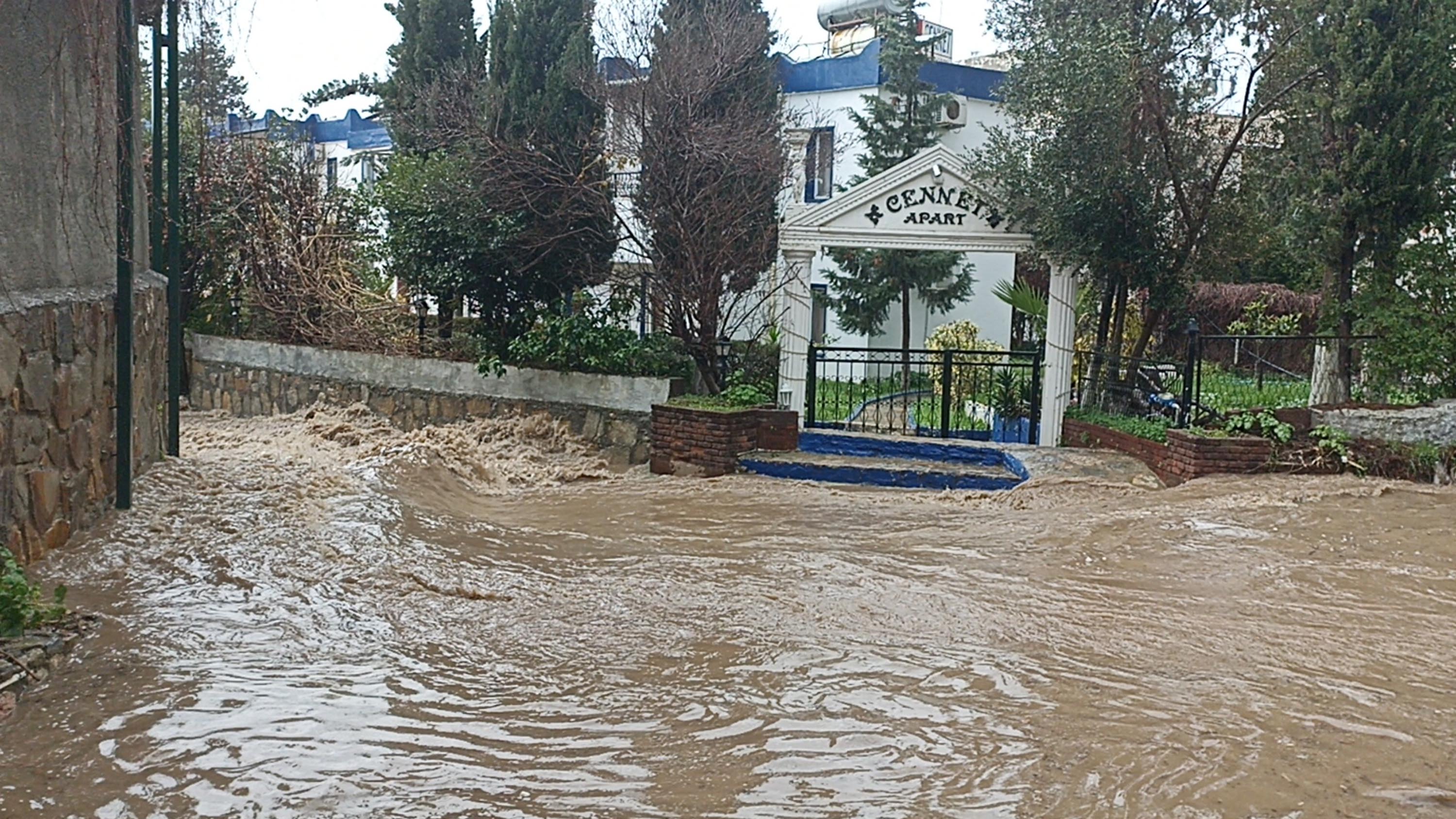 Bodrum'da Sağanak: Yollar Göle Döndü