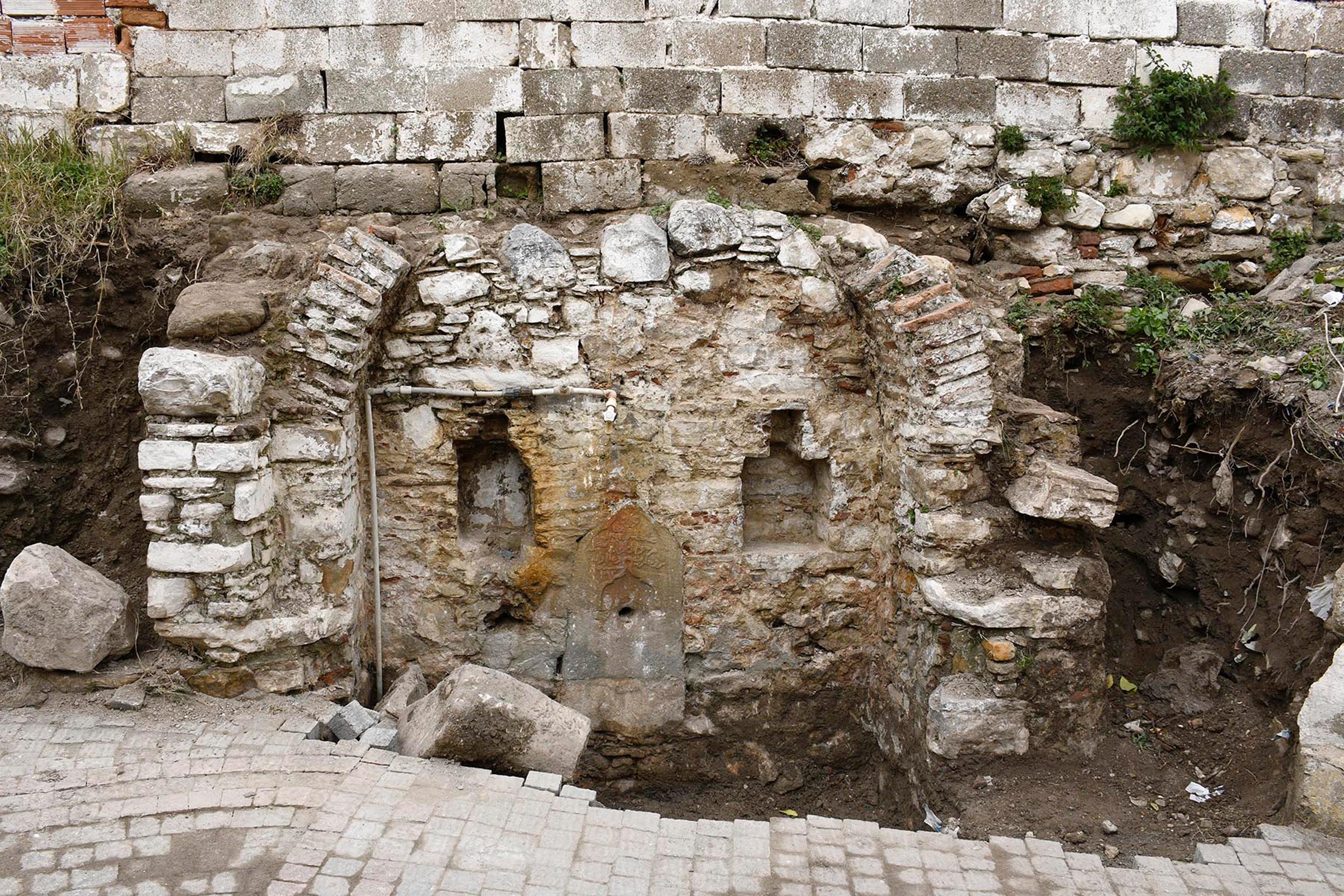 Kuşadası'nın Tarihi Çeşmeleri Restore Ediliyor