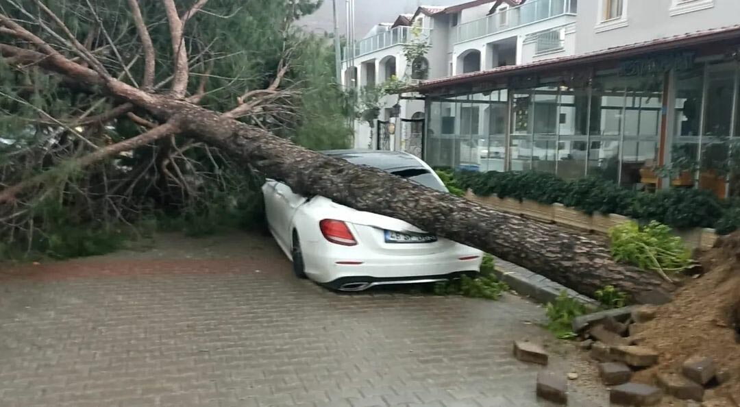 Marmaris'i Sağanak ve Fırtına Vurdu