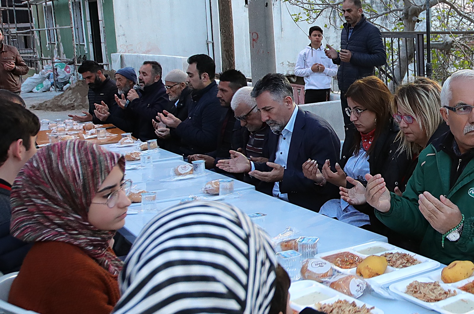 Başkan Sandal, depremzedelerle iftarda buluştu (2)