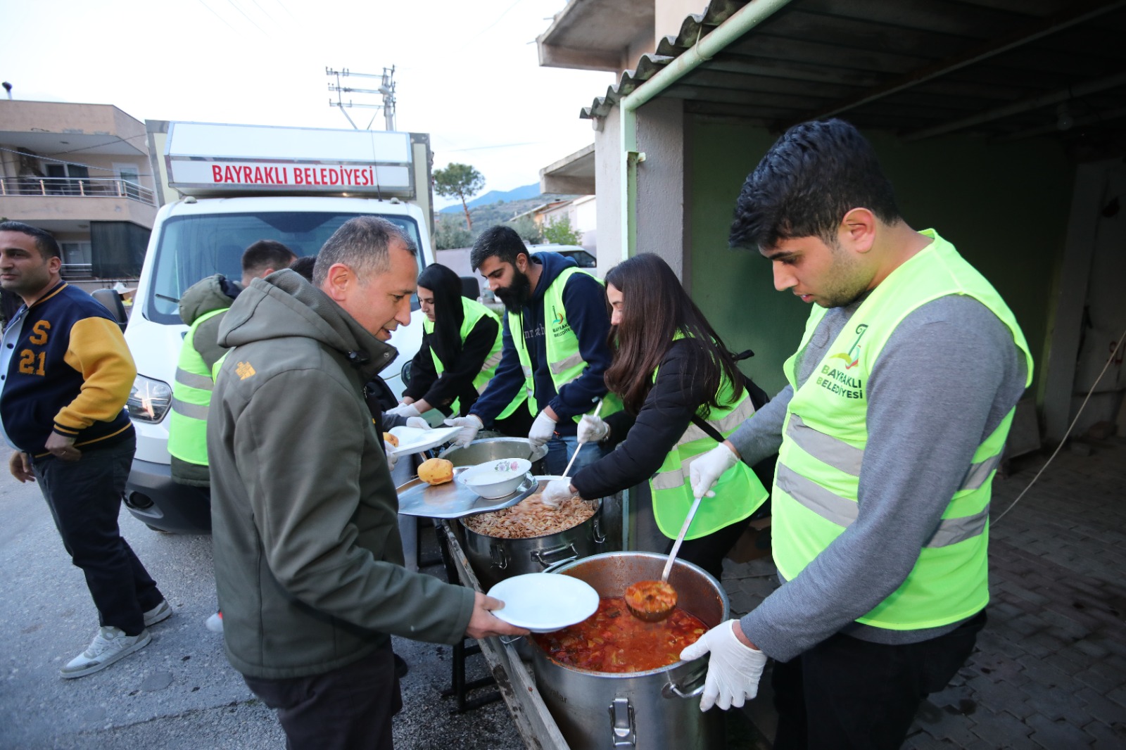 Başkan Sandal, depremzedelerle iftarda buluştu (3)