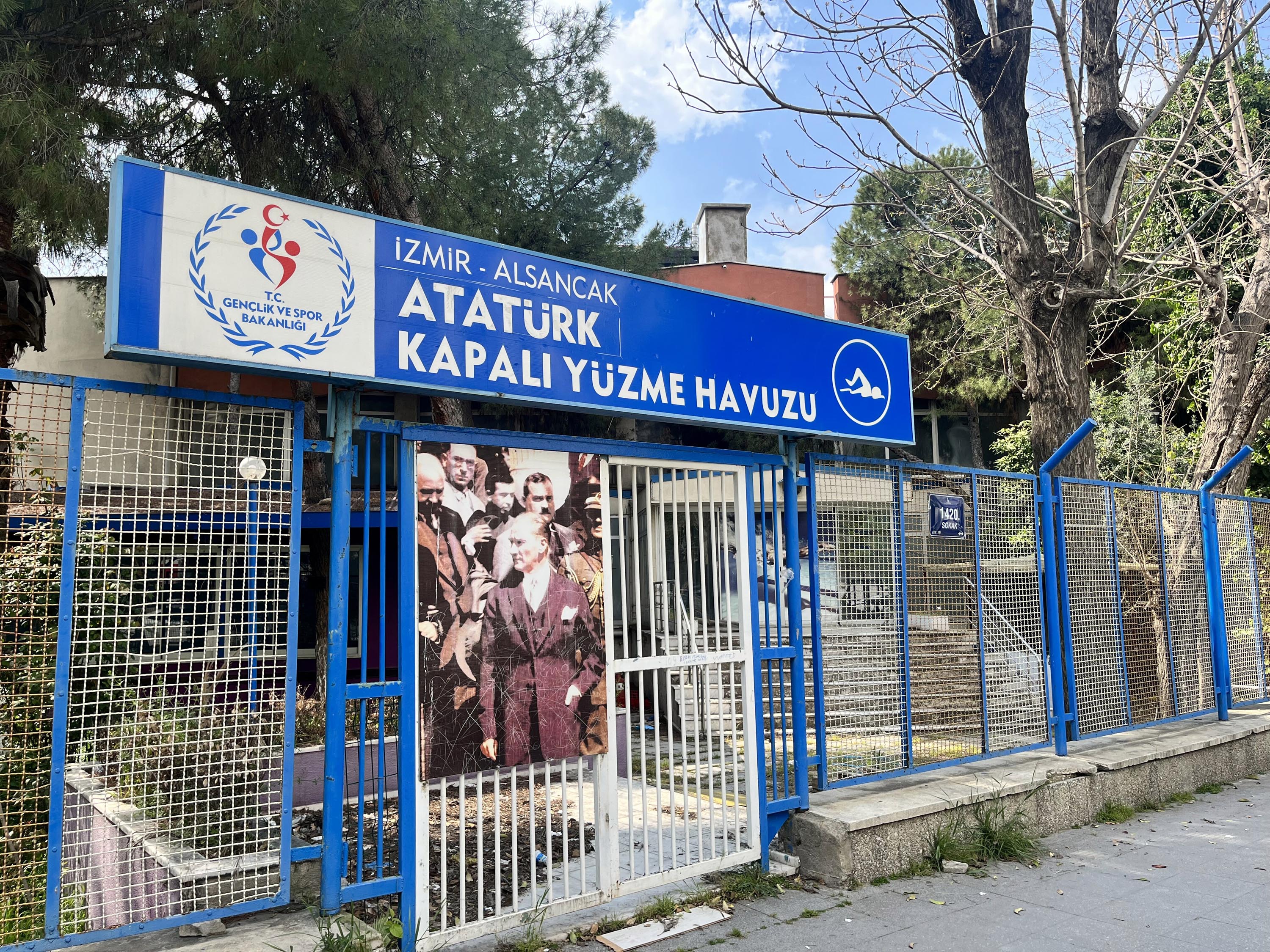 İzmir Atatürk Yüzme Havuzu'nda Yıkım Başladı