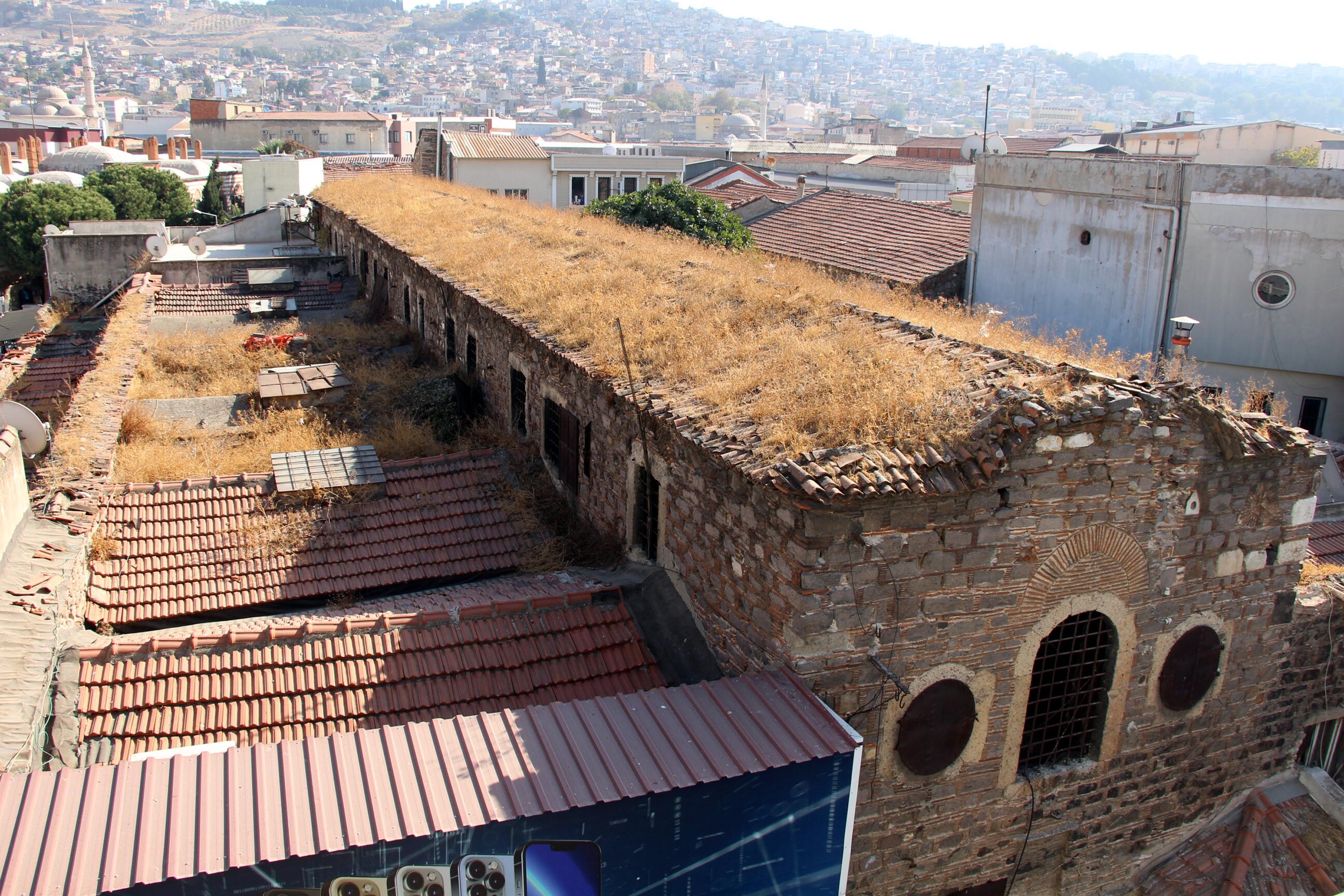 İzmir'de Tarihi Çakaloğlu Hanı Temizlendi