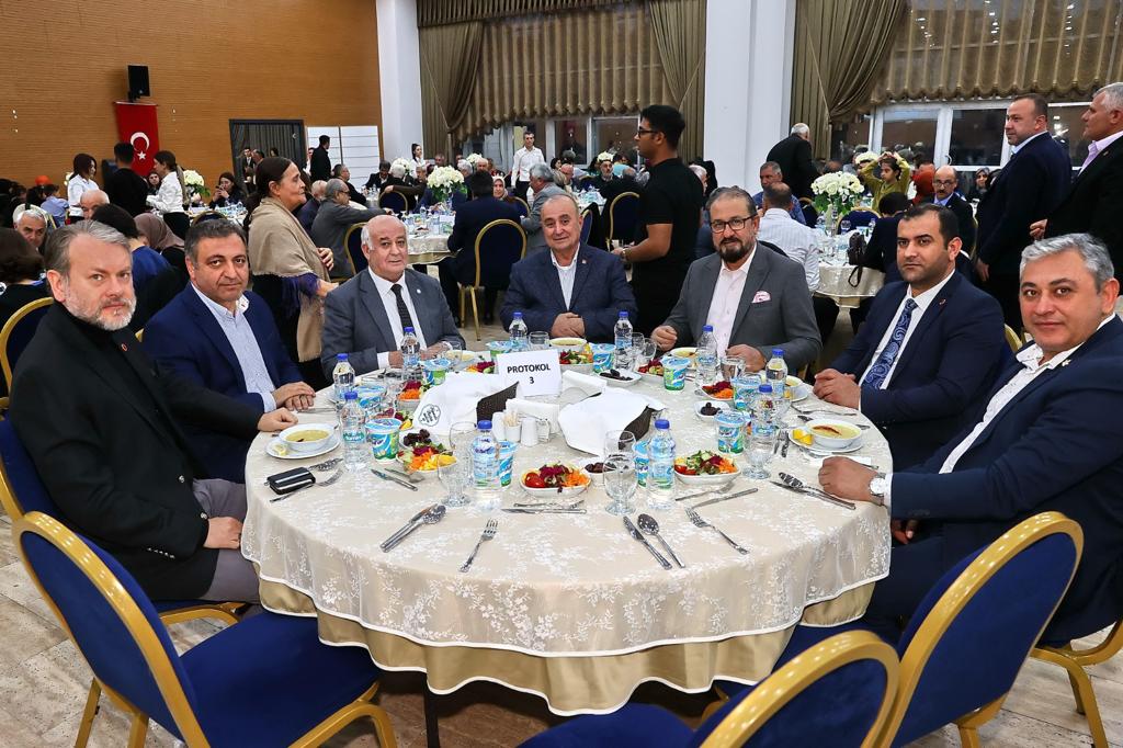 Konak’ın geleneksel iftar sofrasında dayanışma vurgusu (7)