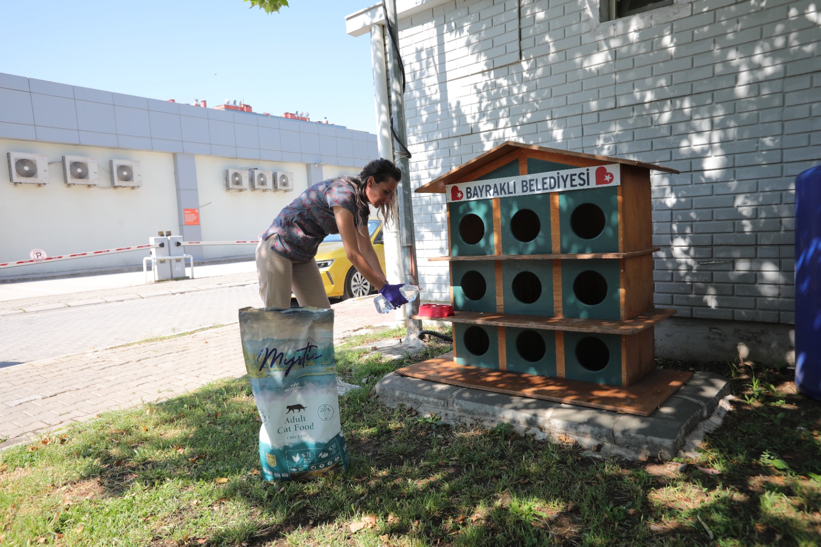 Bayraklı’da can dostlara mama ve su desteği (4)