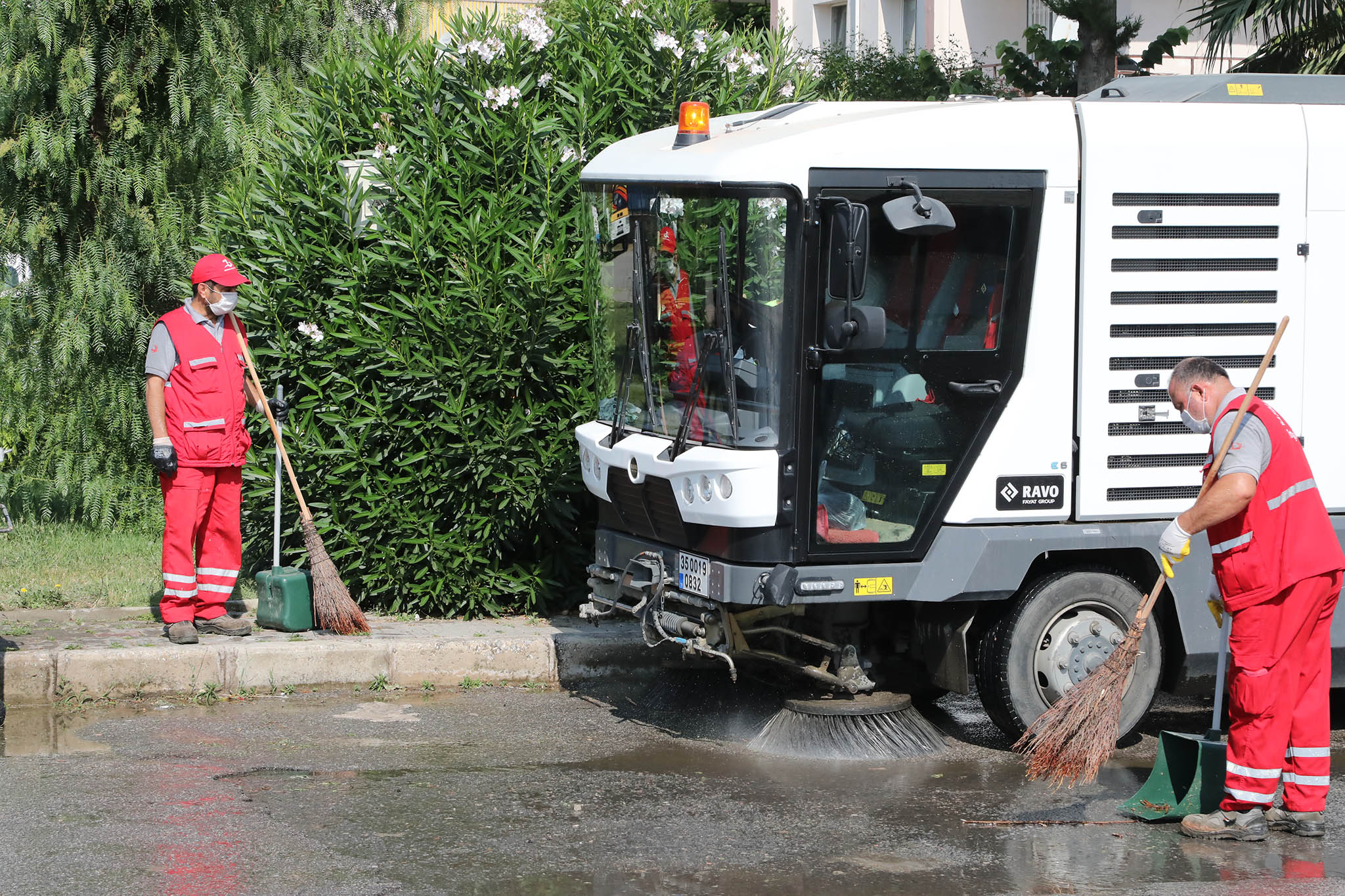 Bayraklı'da temizlik atağı (3)