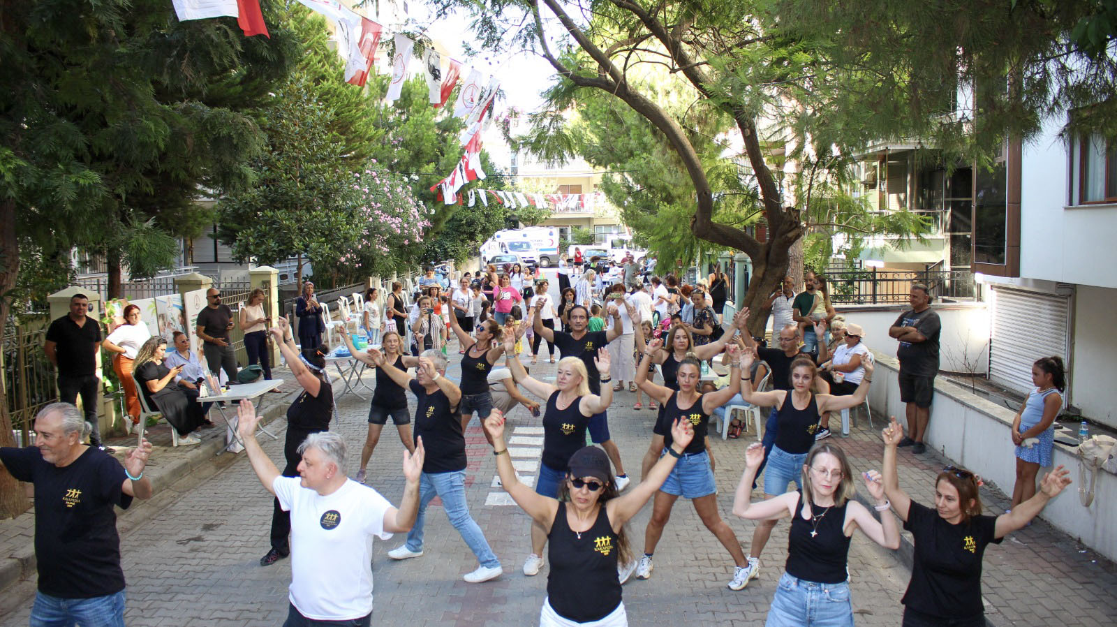 Karşıyaka’da yaşam sokakta güzel! (8)