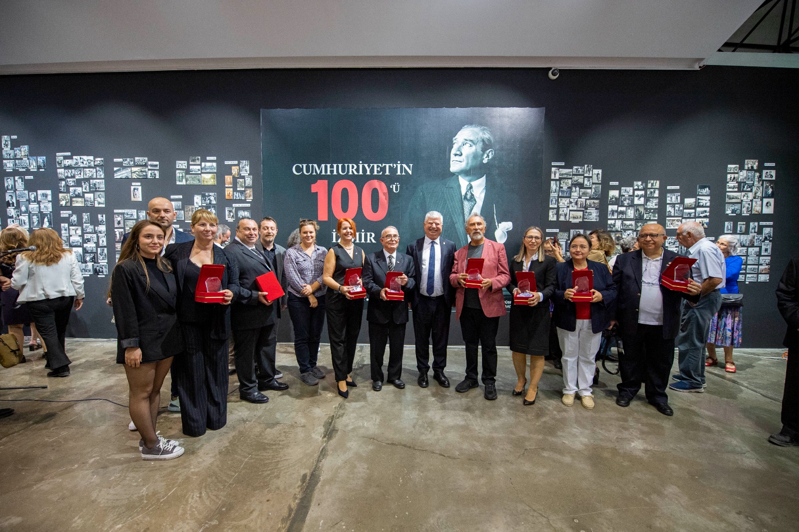 "Cumhuriyet'in 100'ü İzmir" Sergisi Açıldı