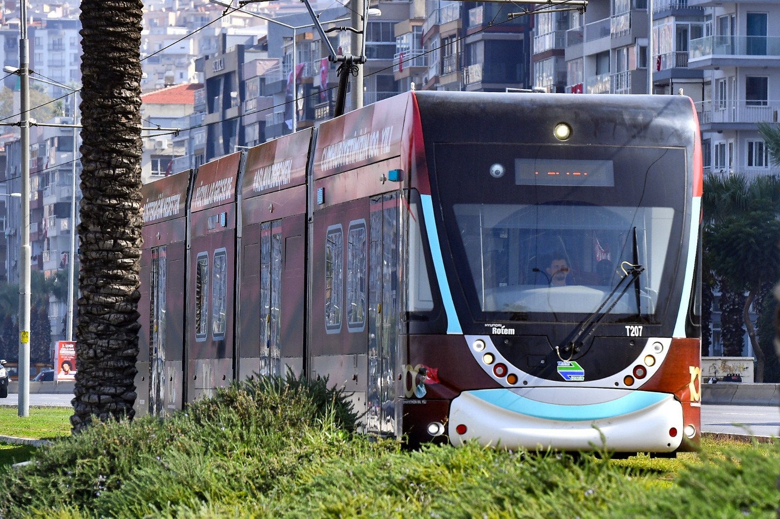 100'üncü Yıla Özel Tramvaylar İzmir Sokaklarında