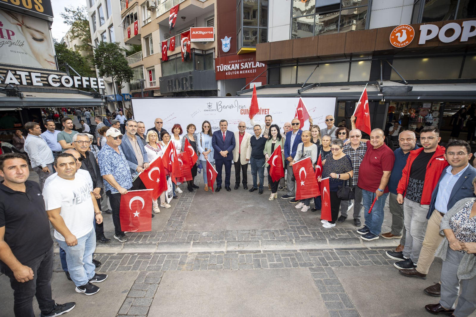 İzmirliler 100’üncü yılda duygularını Cumhuriyet Duvarına yazdı (4)