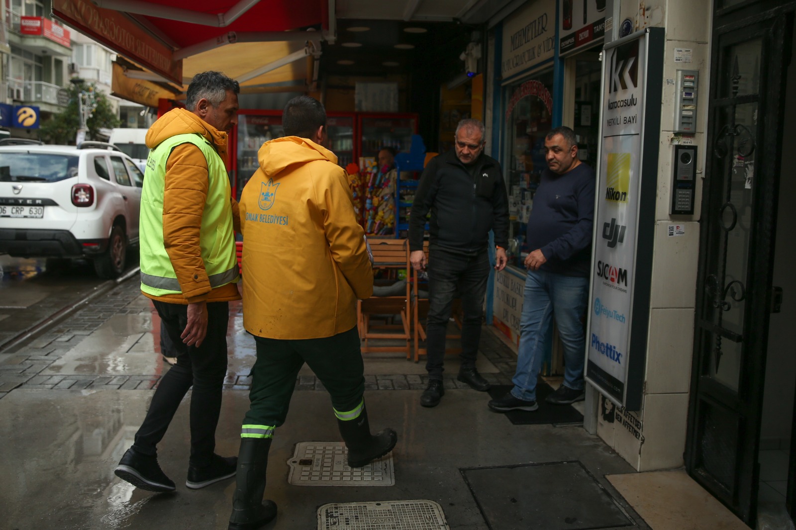 Konak Belediyesi’nden esnafa kum torbası desteği (4)