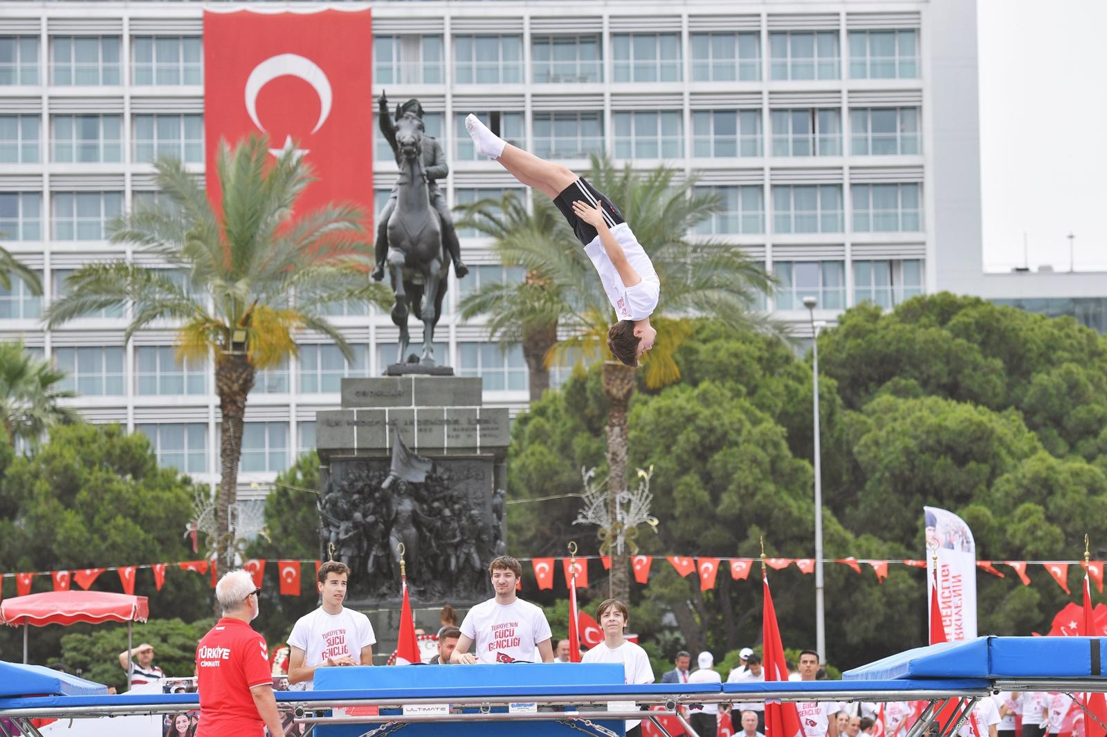 İzmir'de 19 Mayıs Coşkusu