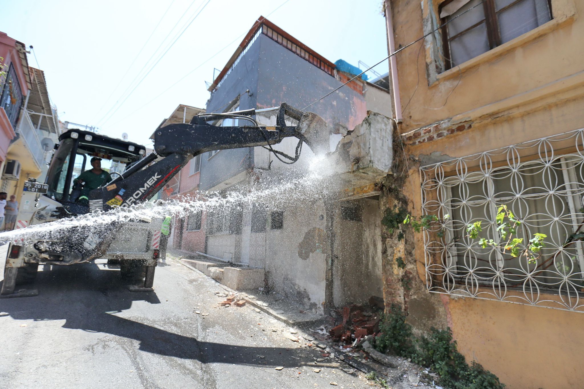 Konak’ta Tehlike Saçan Metruk Binalar Yıkılıyor (2)