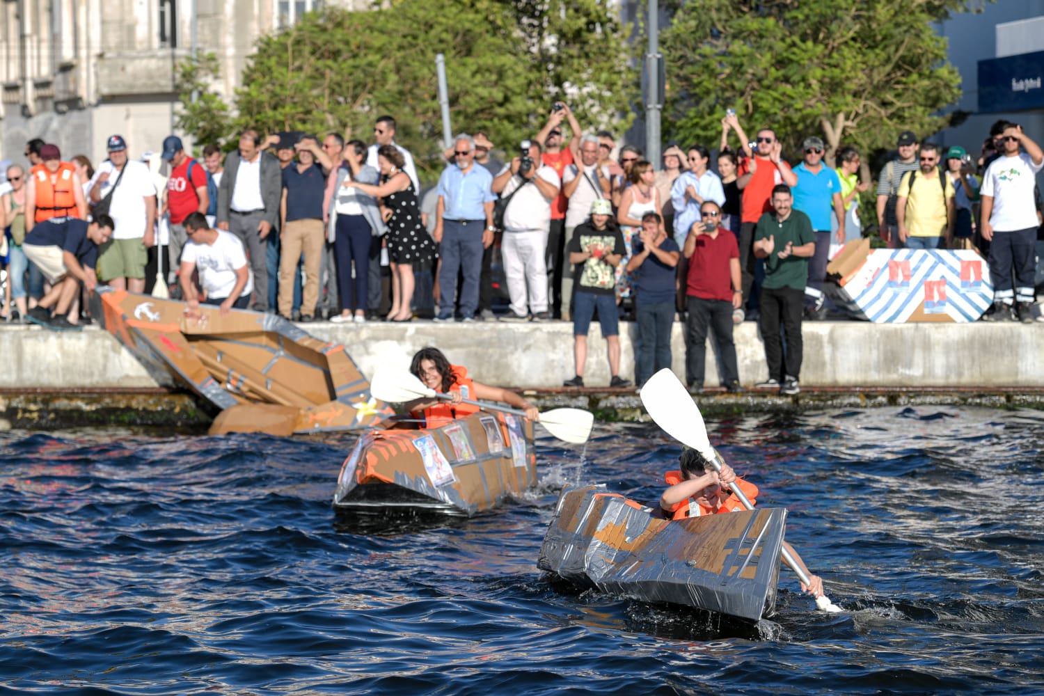 Karton Tekneler İzmir Körfezi'nde Kıyasıya Yarıştı