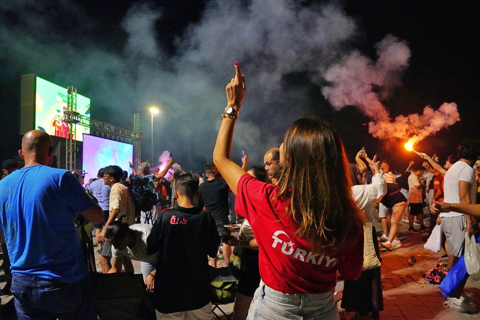 İzmir'in Meydanlarında Çeyrek Final Coşkusu