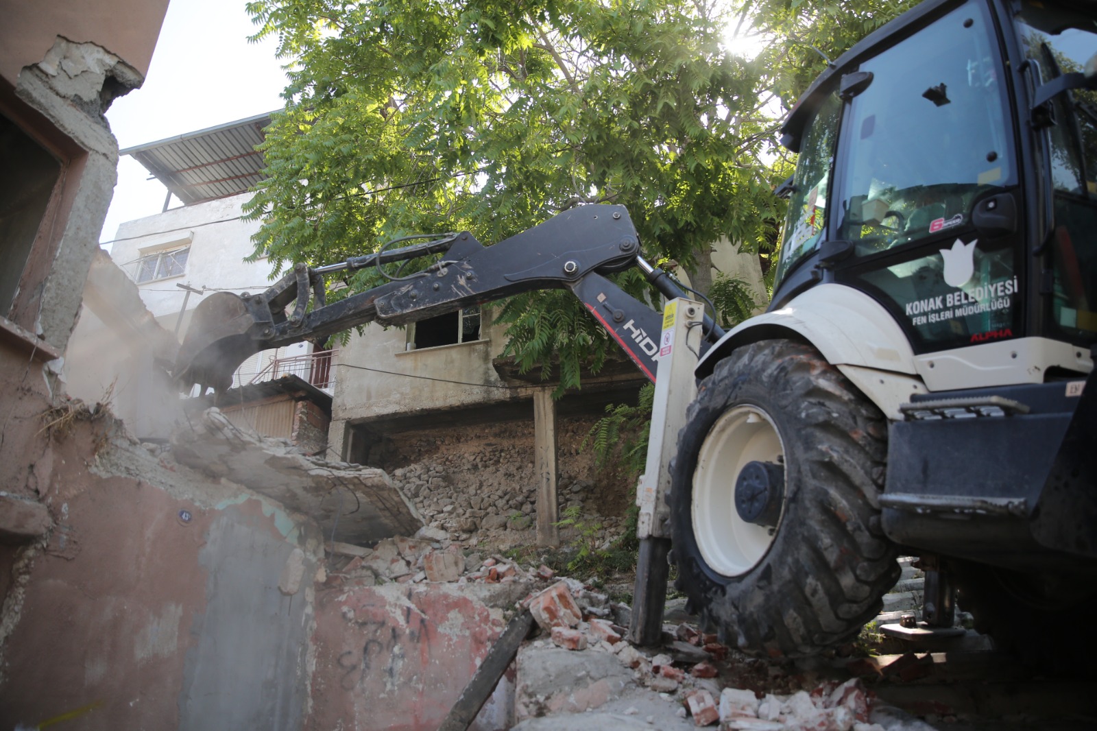 Konak’ta Metruk Bina Yıkımları Hız Kazandı (1)