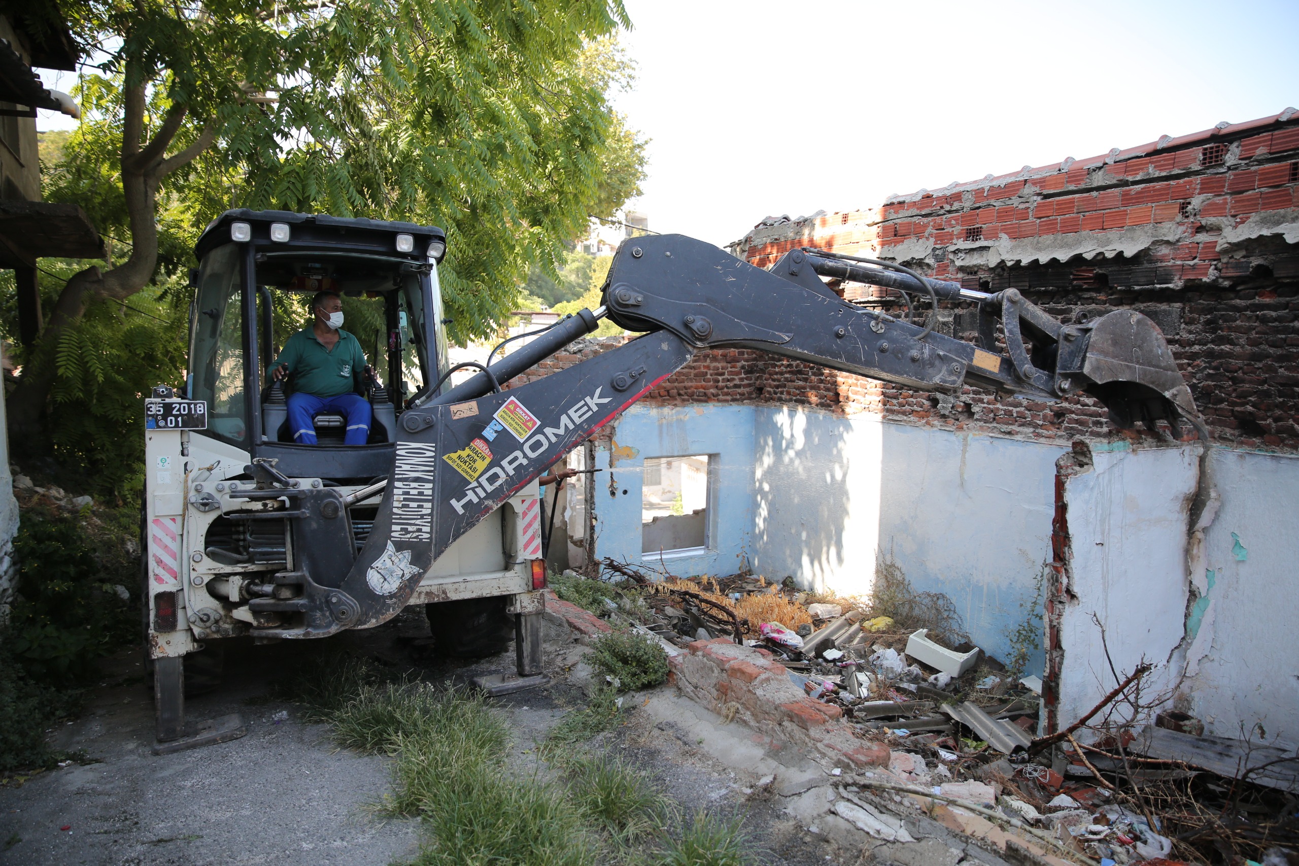 Konak’ta Metruk Bina Yıkımları Hız Kazandı (3)