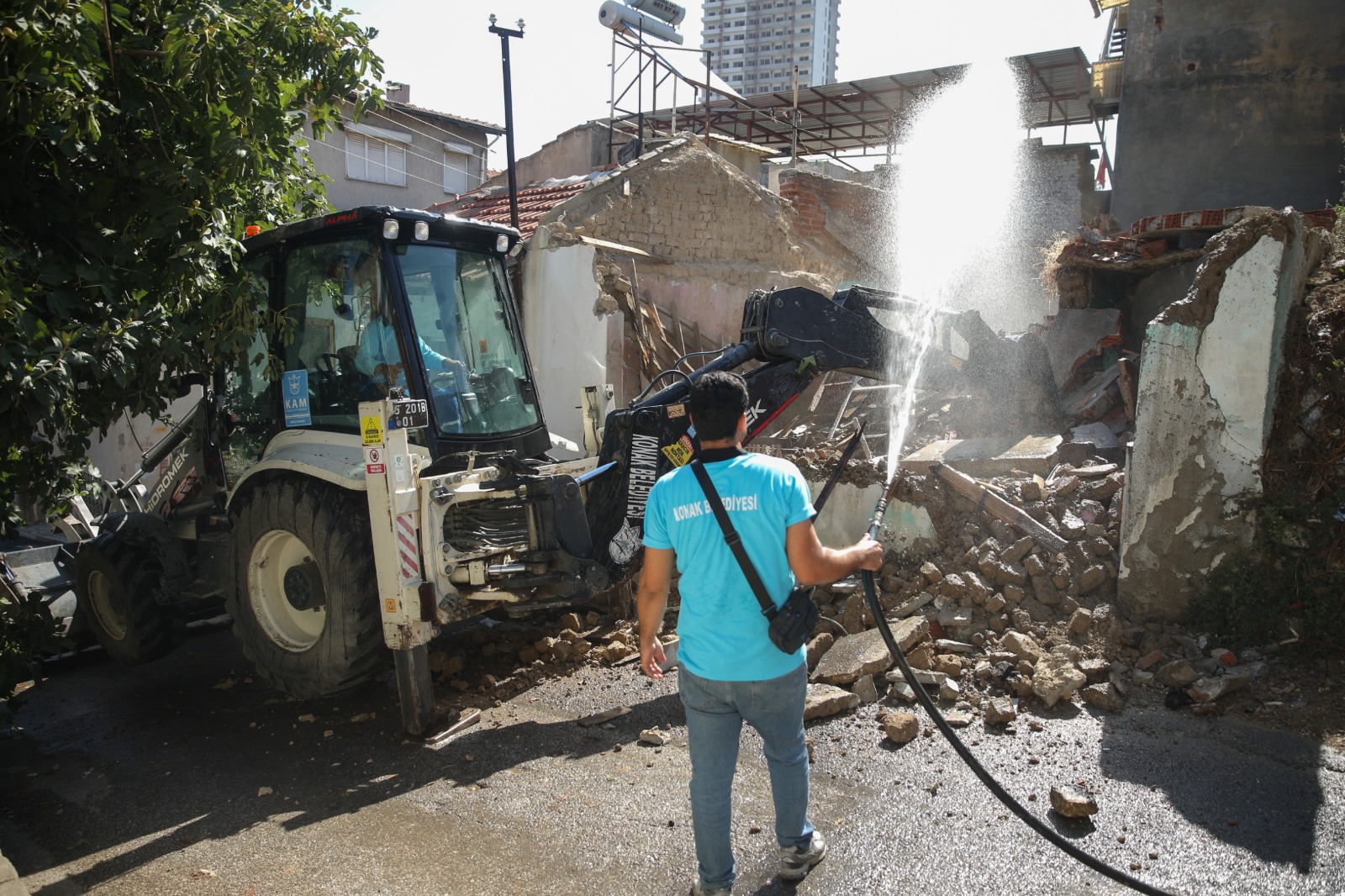 Konak’ta Metruk Bina Yıkımları Hız Kazandı (4)