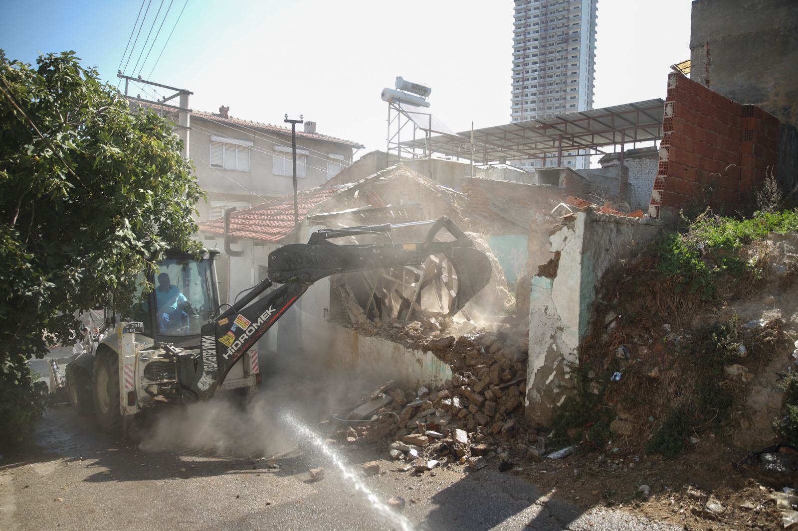 Konak’ta Metruk Bina Yıkımları Hız Kazandı (5)