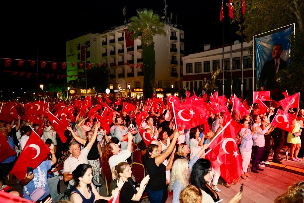 Cesme Festivali Yeni Türkü Ile Görkemli Bir Final Yaptı7