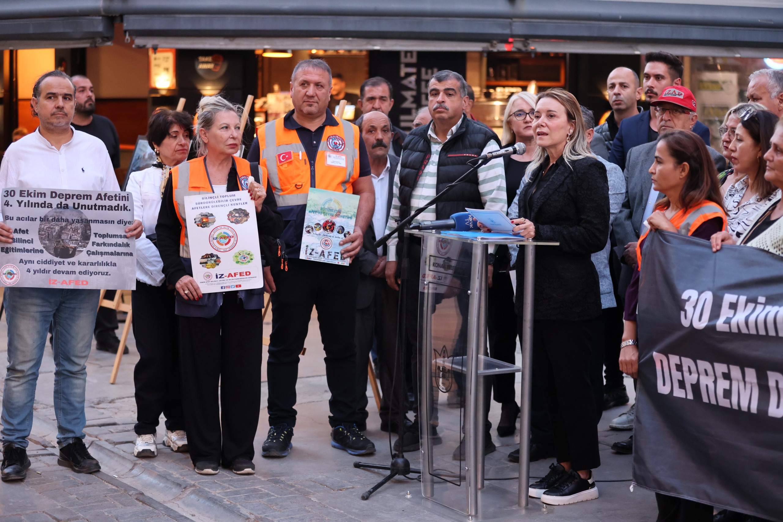 Depremde Hayatını Kaybeden Canlar Konak'ta Anıldı (1)