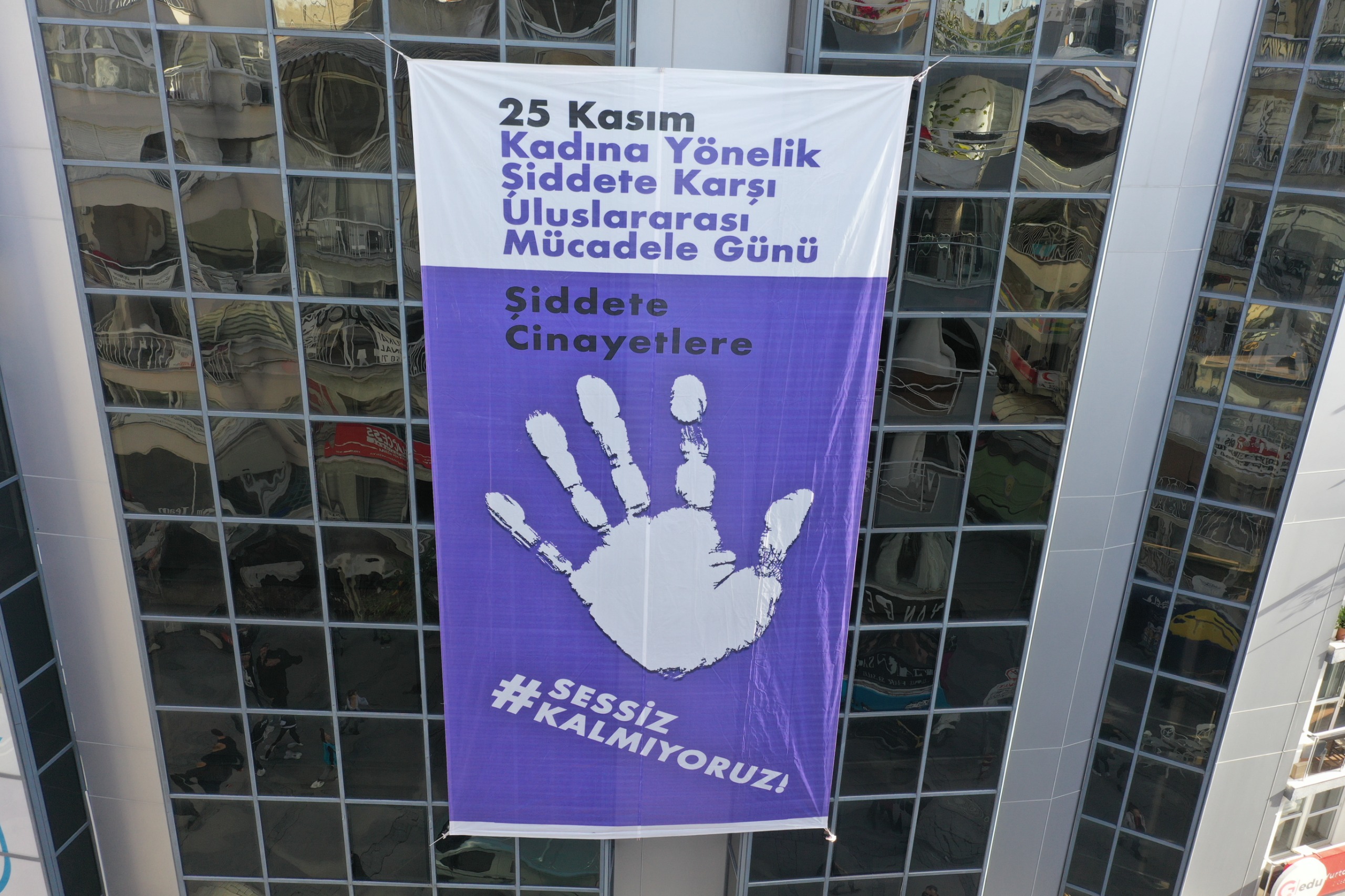 Konak’tan Şiddete Karşı Dev Afiş Sessiz Kalmıyoruz! (2)