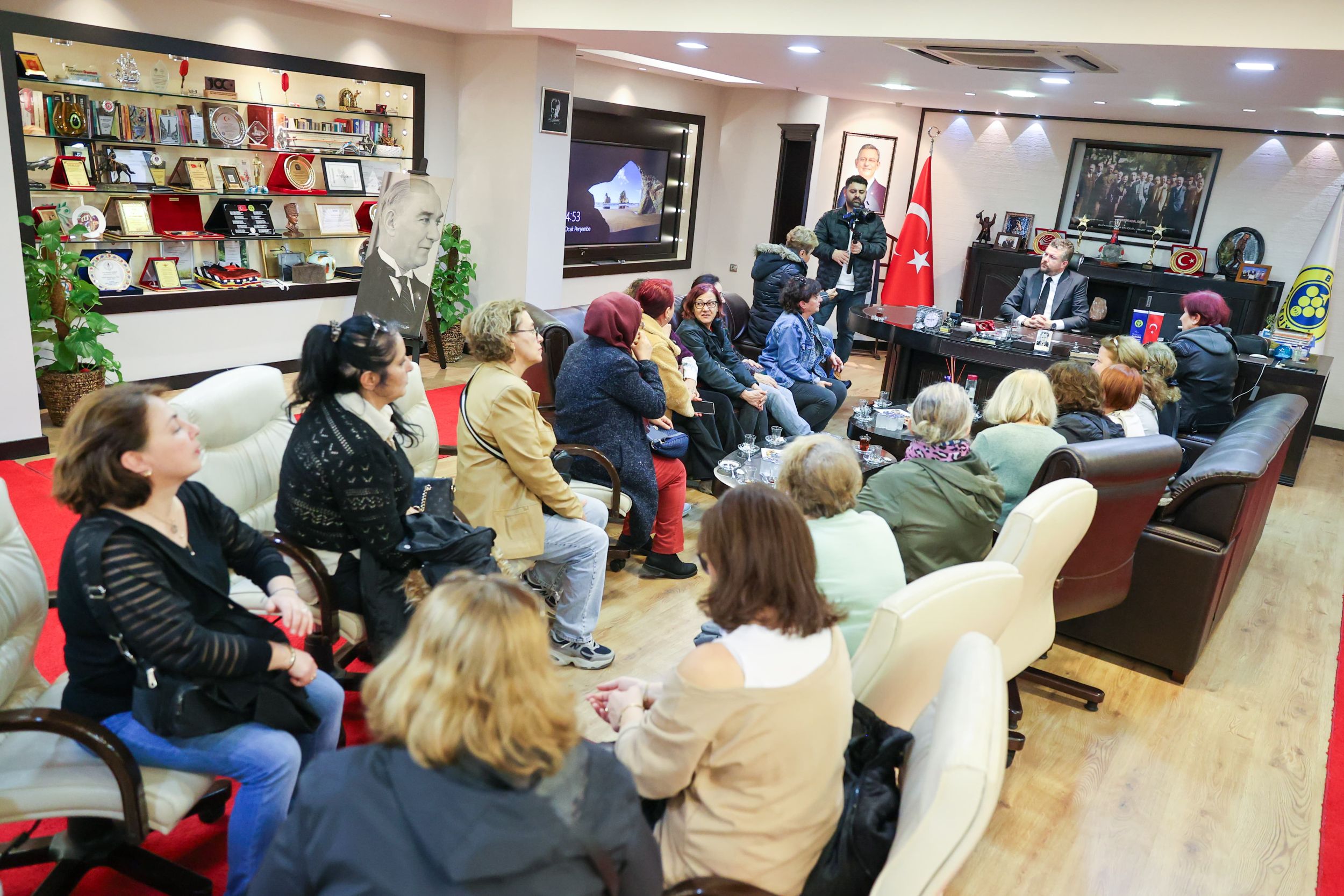 Başkan Görkem Duman Makamının Kapılarını Bucalı Kadınlara Açtı 02