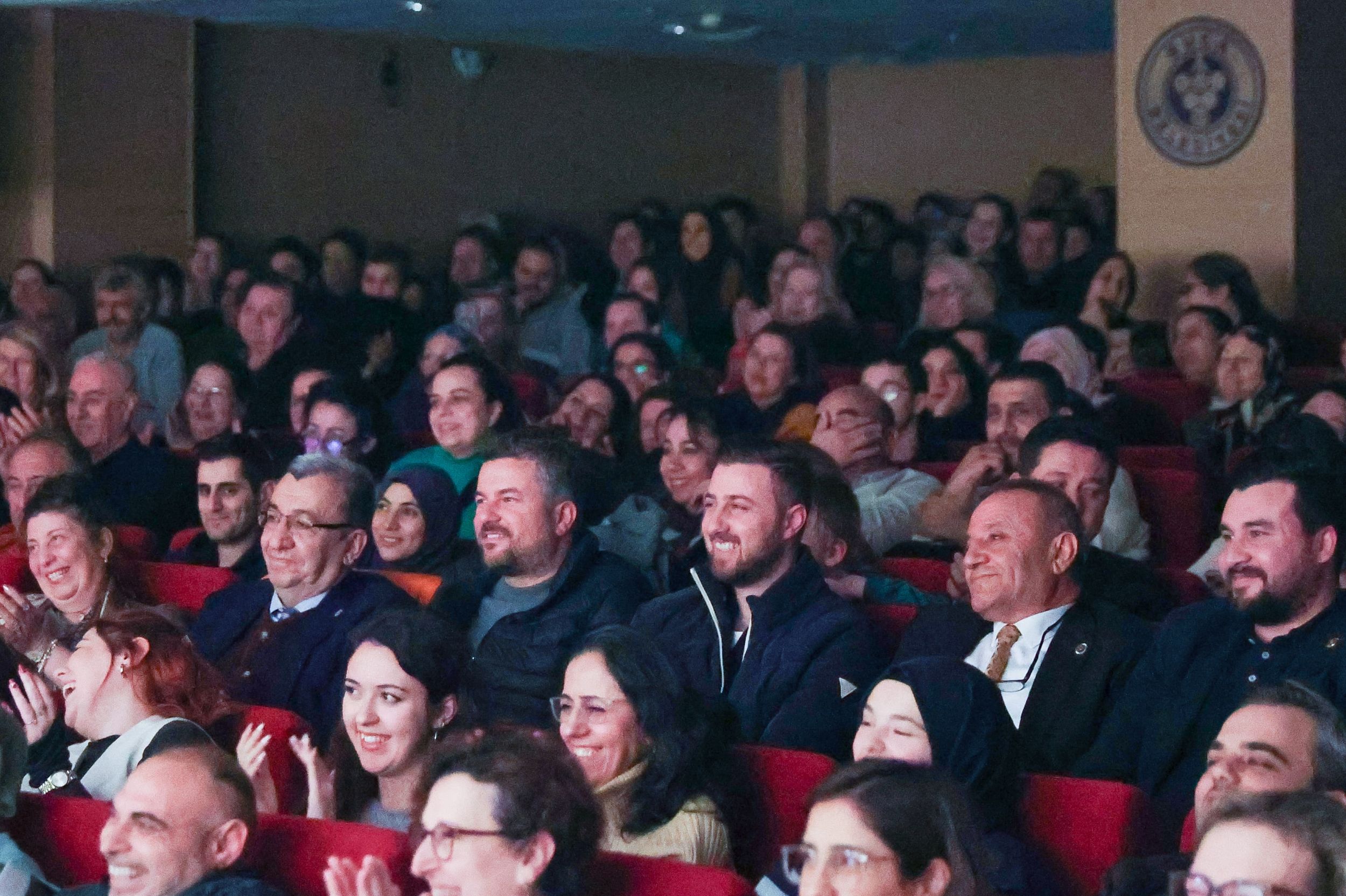 Buca'da Sahnelenen Taksiratli Şekibe Oyunu Izleyenlerden Tam Not Aldı 04