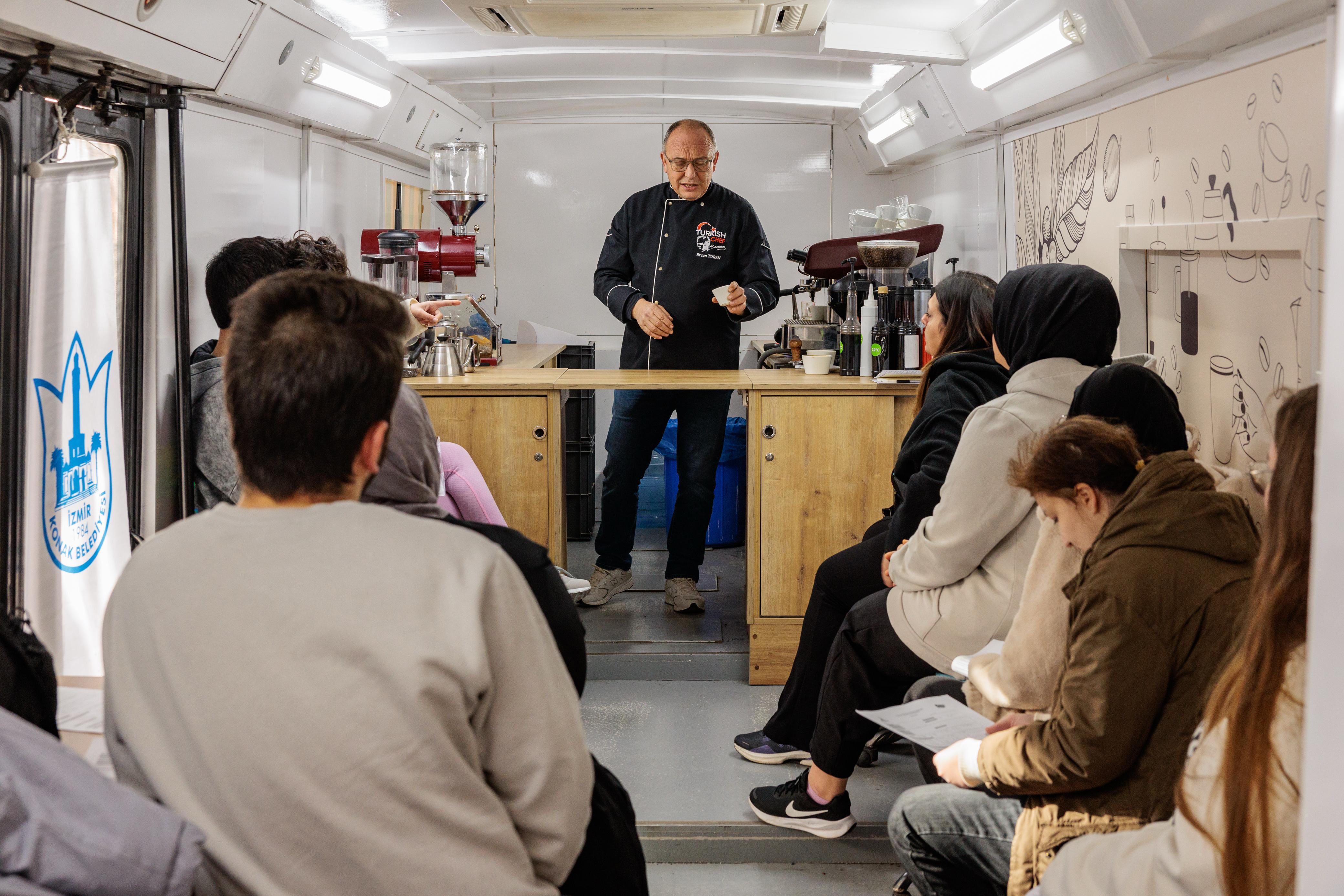 Konak’ta Mobil Barista Kursu Mezunlarını Verdi (11)