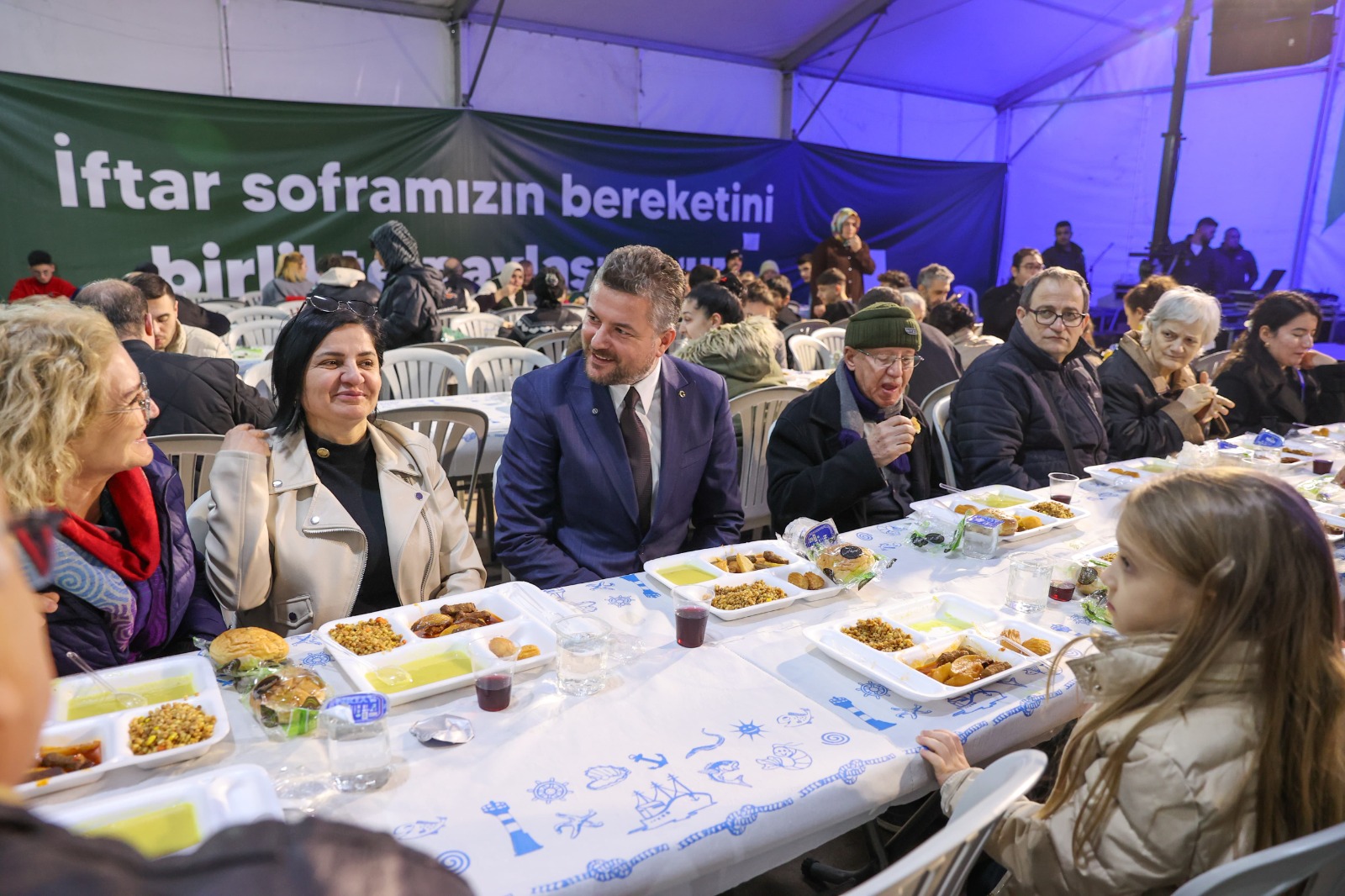 Buca Belediyesi'nin Iftar Çadırına Yoğun Ilgi 09