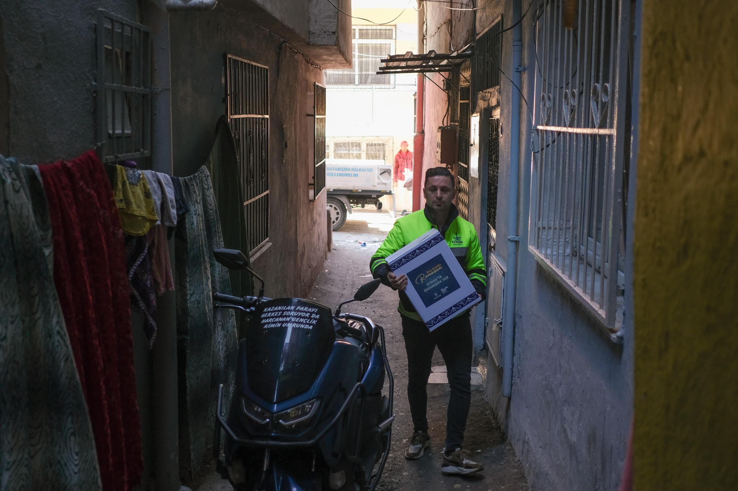 Konak’ta Dayanışma Kolileri Vatandaşlarla Buluşuyor (3)