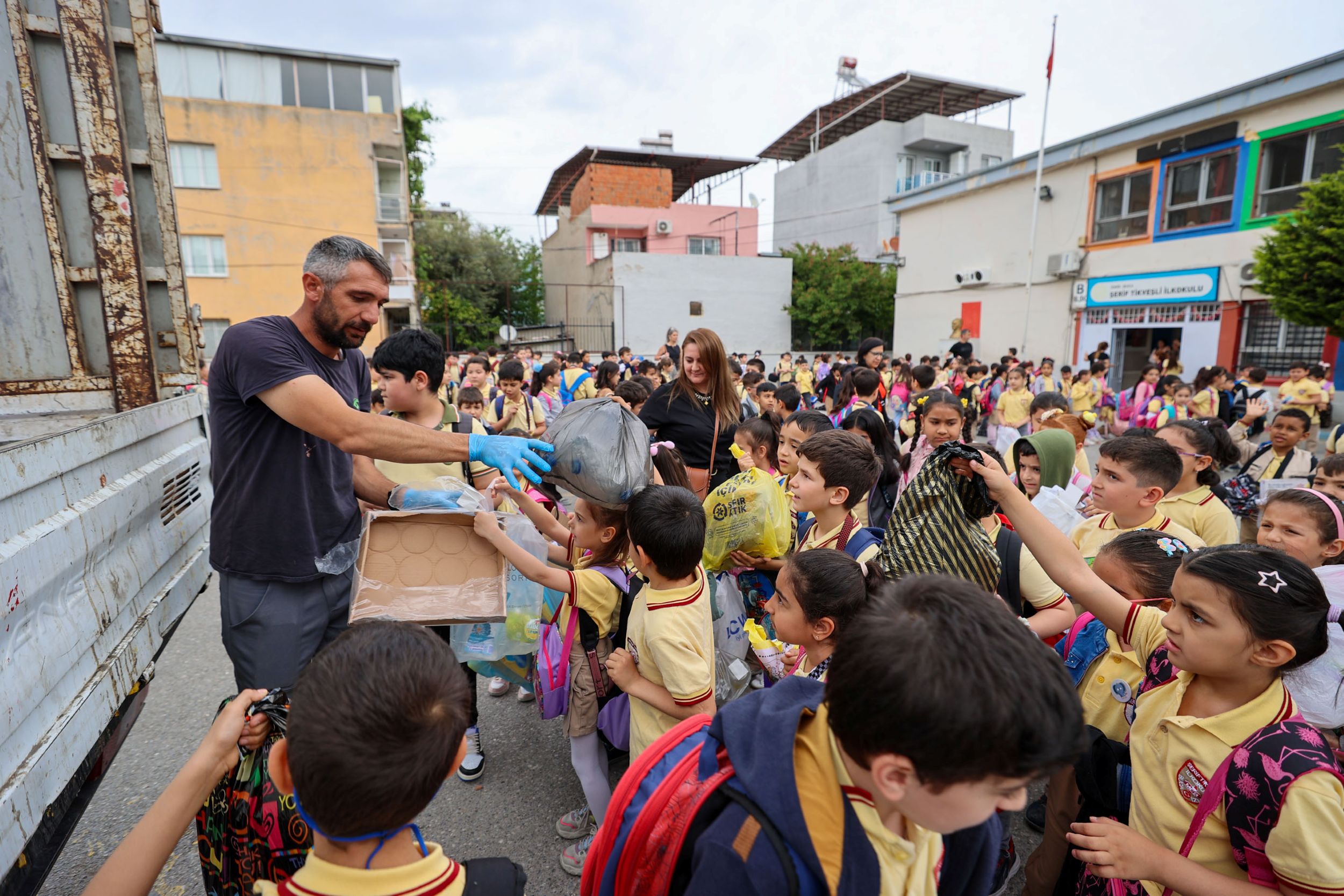 Buca Belediyesi Okullarda Atık Toplama (4)