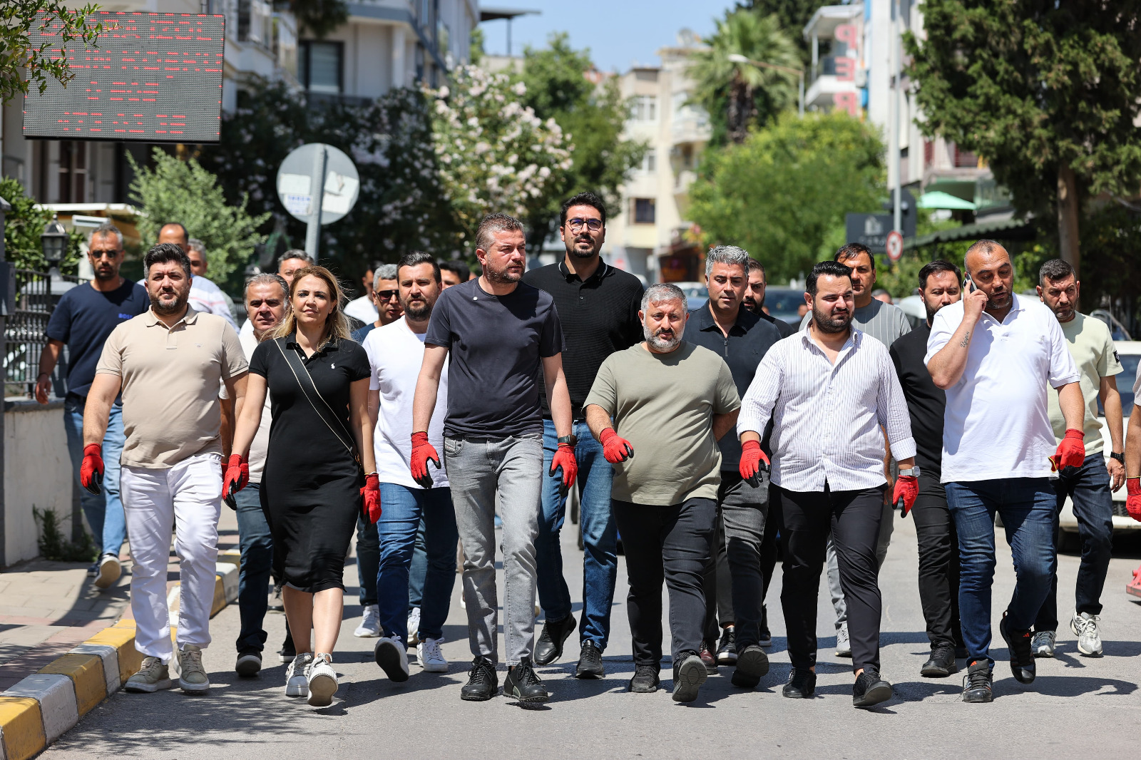 Başkan Görkem Duman Vatandaşlarla Çöp Topladı 02