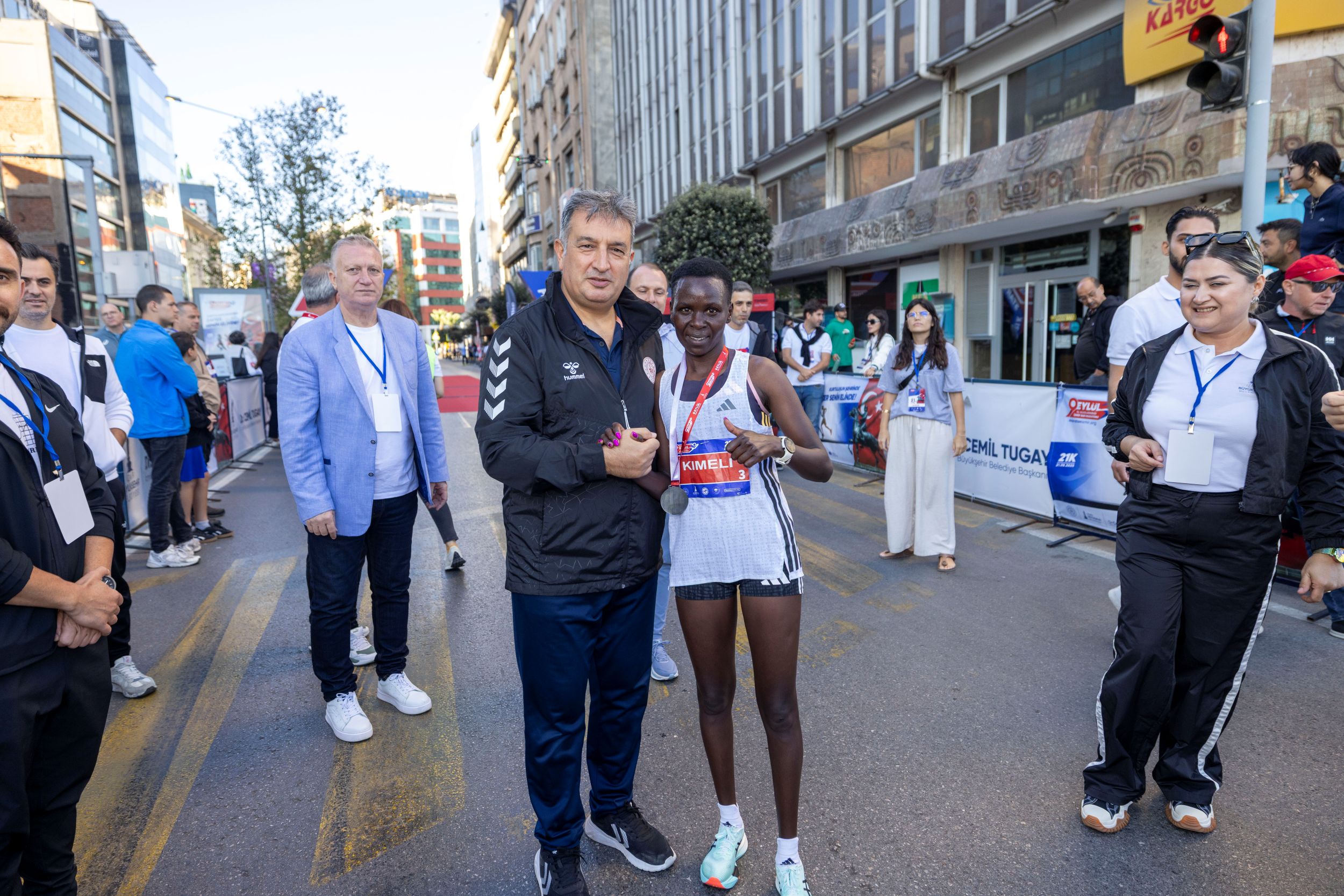 1. Daisy Jeptoo Kimeli Ve Gençlik Spor İl Müdürü Murat Eskici