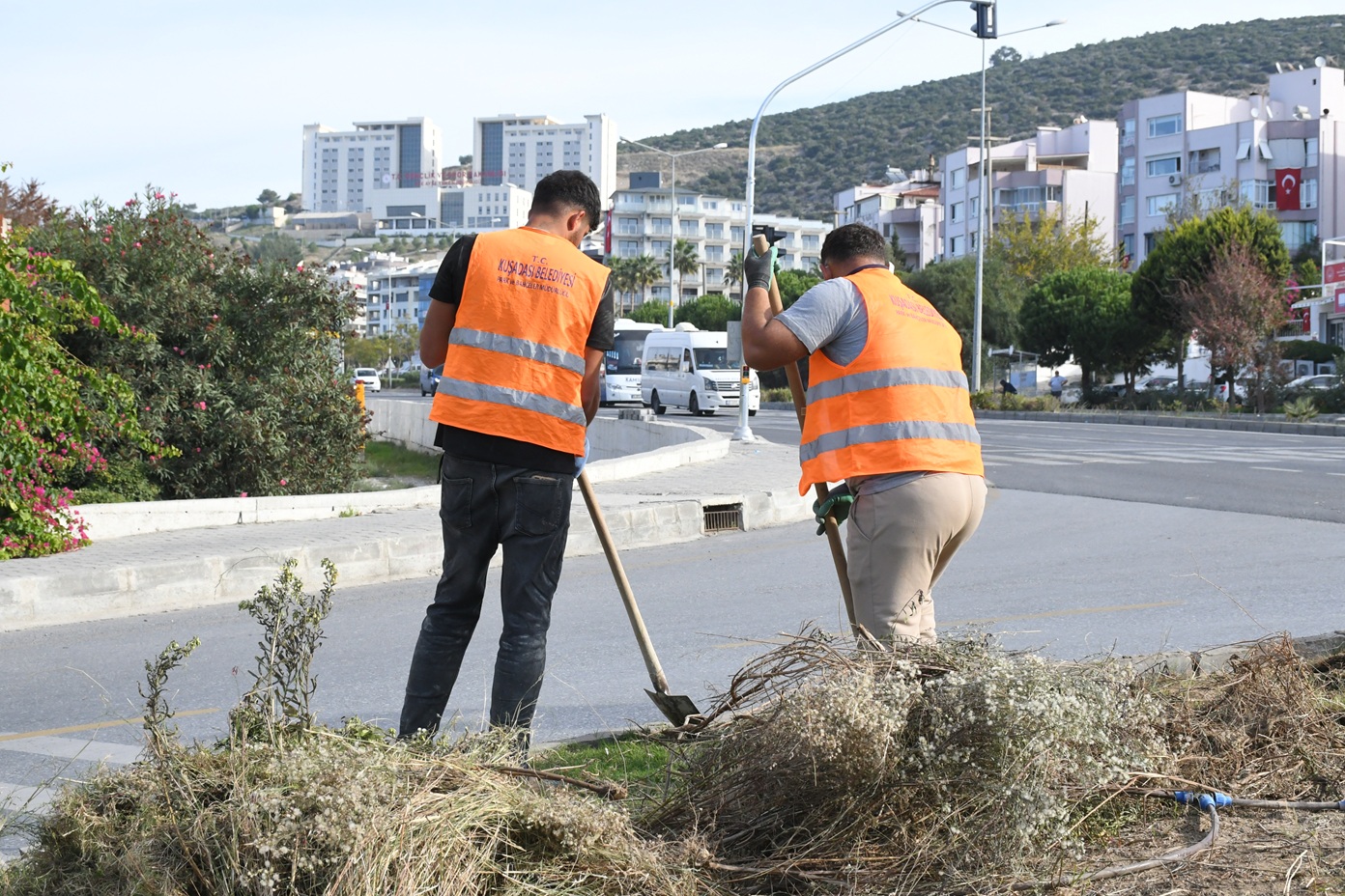 Kuşadasi Beledi̇yesi̇’nden Peyzaj Düzenlemeleri̇ne Su Tasarrufu Planlamasi (2)