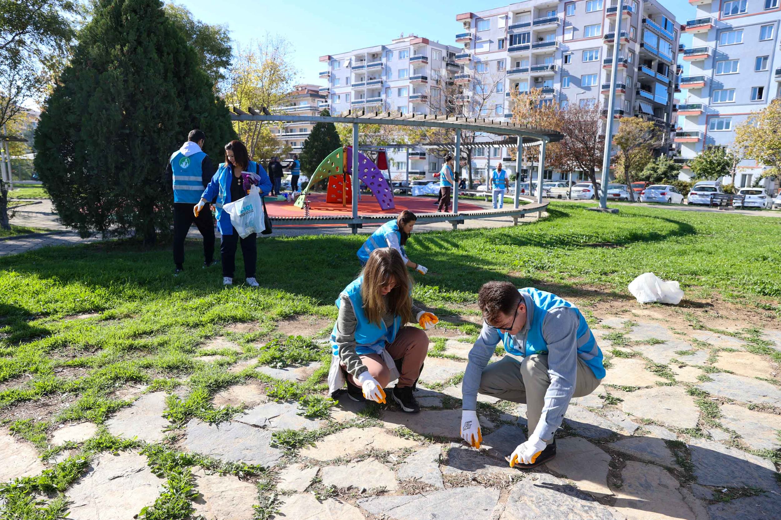 İzmirli Gönüllüler El Ele Vererek Doğa Için Temizlediler2