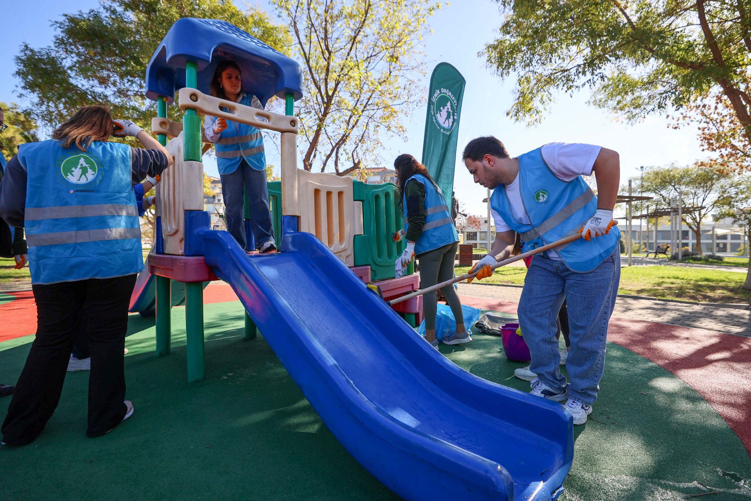 İzmirli Gönüllüler El Ele Vererek Doğa Için Temizlediler7