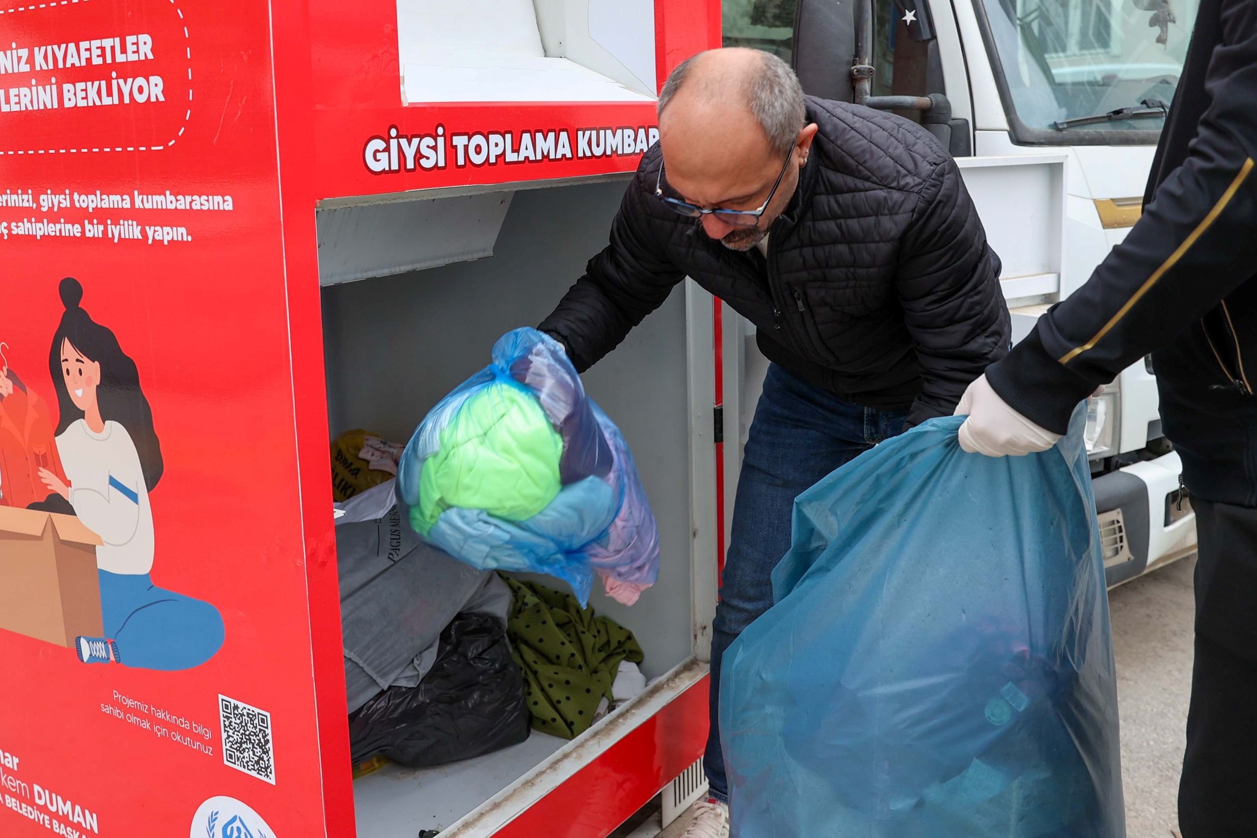 Buca Giysi Kumbarası (2)