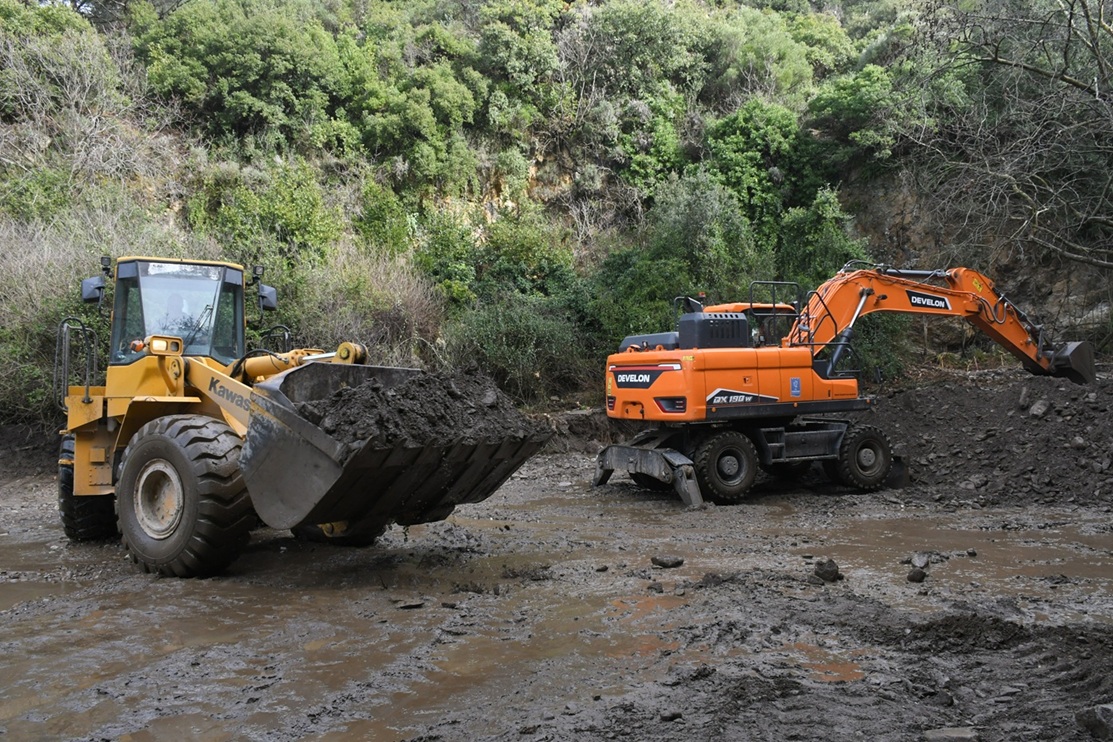 Sağnak Sonrası Kuşadası Belediyesi Ekipleri Sahada (1)