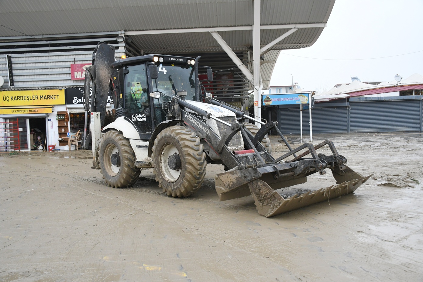 Sağnak Sonrası Kuşadası Belediyesi Ekipleri Sahada (2)