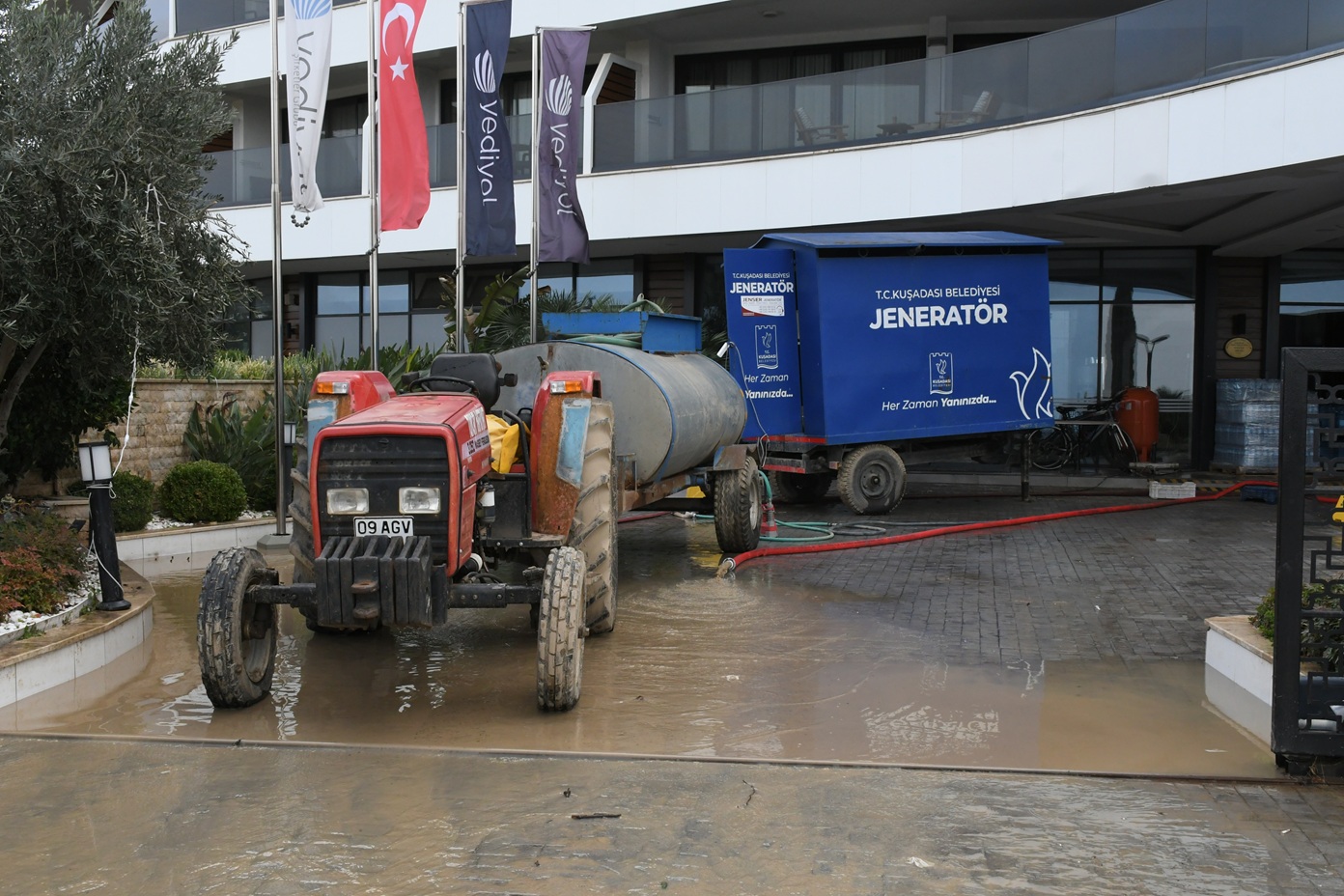 Sağnak Sonrası Kuşadası Belediyesi Ekipleri Sahada (5)