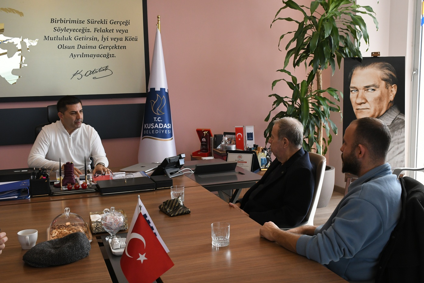 Unesco’dan Ödül Alan Körüklü Çi̇zme Ustasi'ndan Başkan Ömer Günel'e Anlamli Zi̇yaret (2)