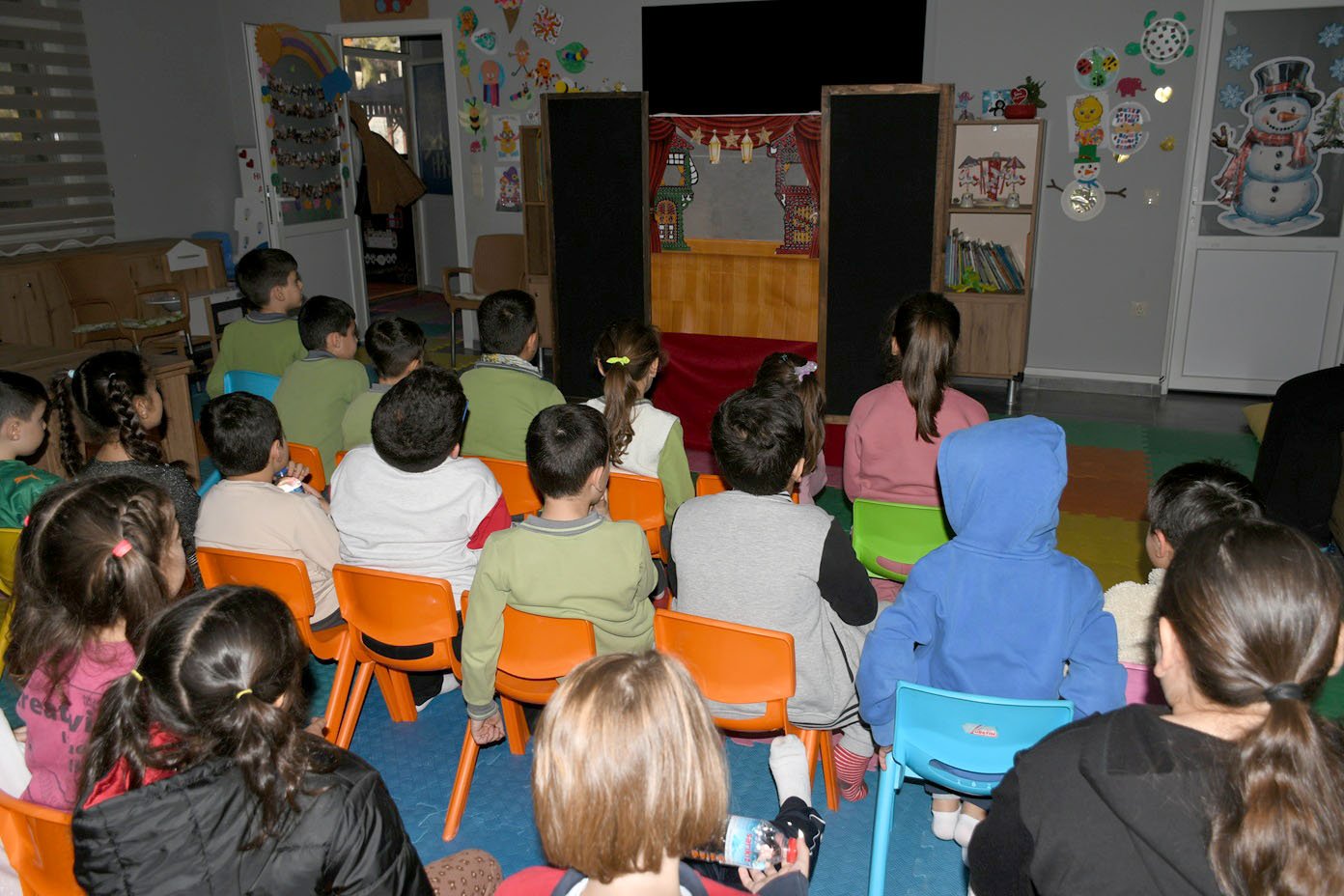 Kuşadalı Çocuklar 'Gölge Oyunu' ile Doyasıya Eğlendi