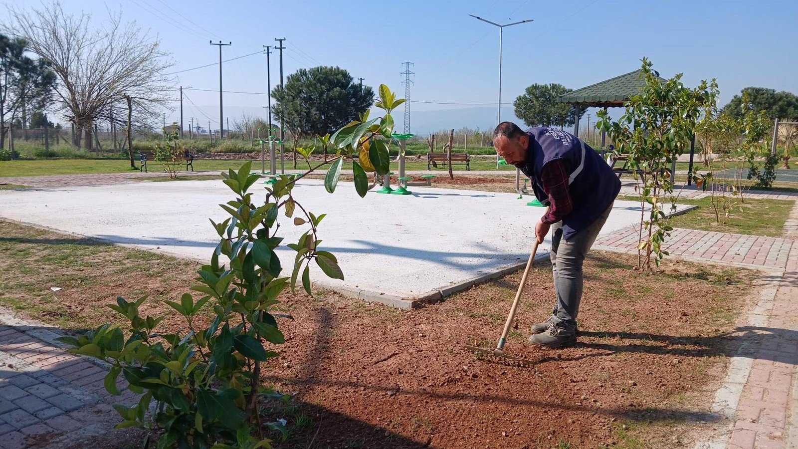 Efeler'in Işıklı Parkı'nda Çevre Düzenlemesi Başladı
