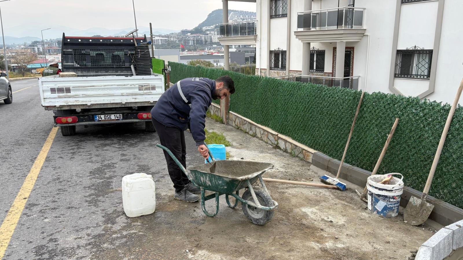 Kuşadası Belediyesi'nden Farklı Mahallelerde Eş Zamanlı Yol Mesaisi