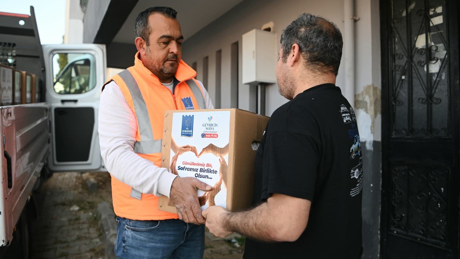 Kuşadası'nda İhtiyaç Sahiplerine Düzenli Gıda Desteği