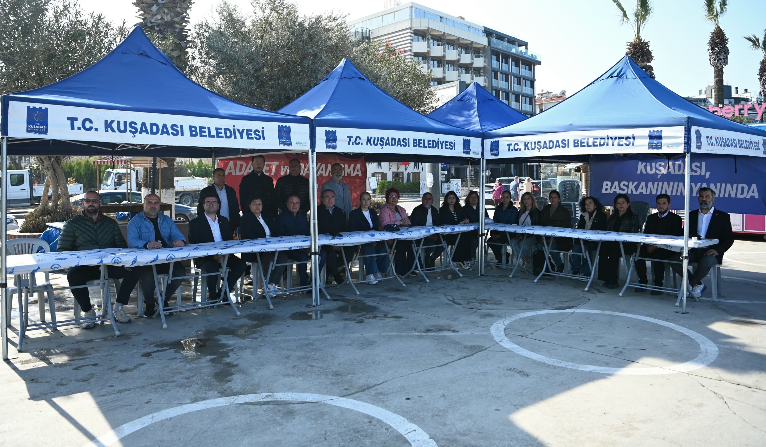 Kuşadası'nda Başkan Günel İçin 'Demokrasi Nöbeti' Başladı
